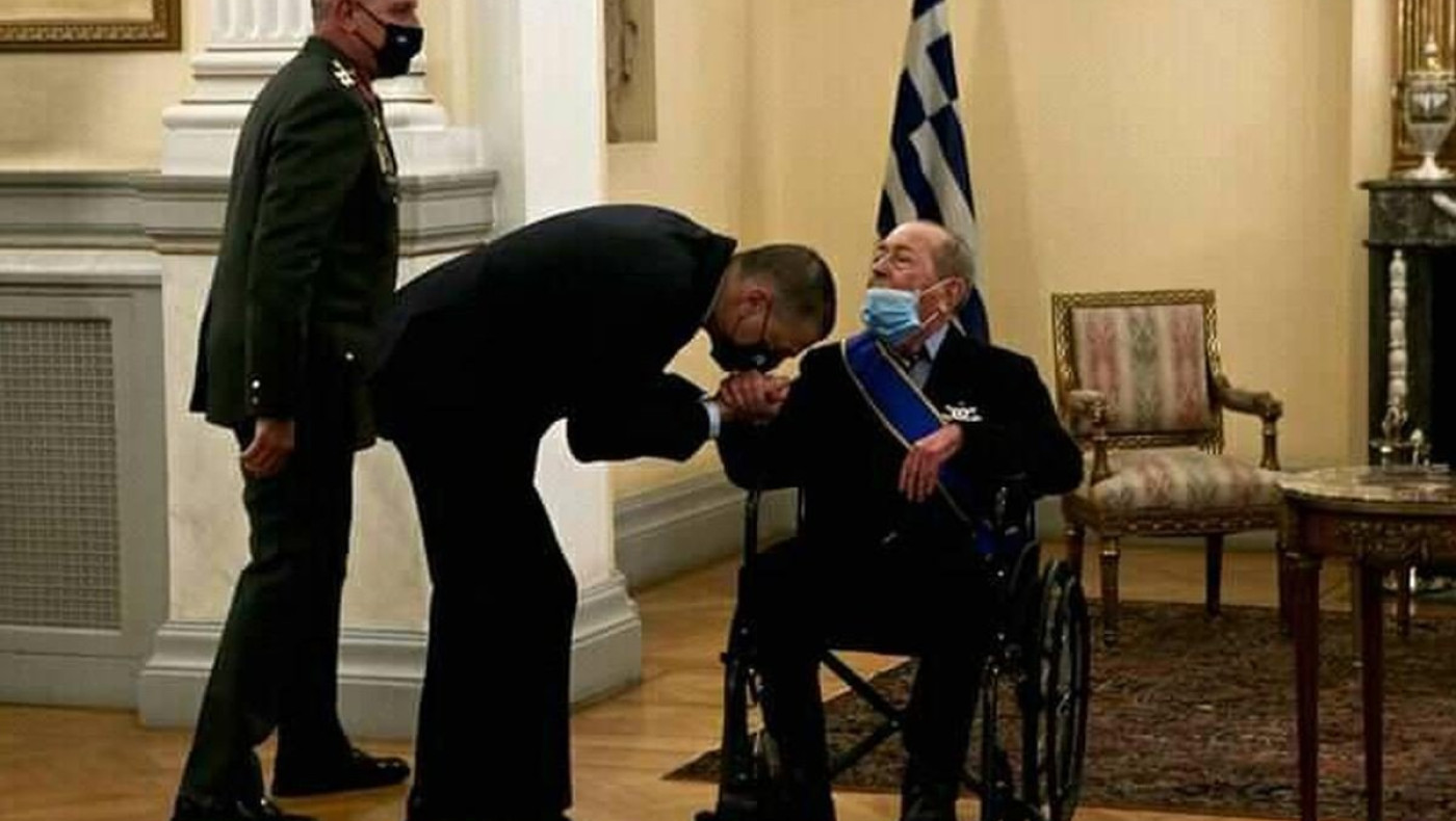 Δύο Ελληνες στρατηγοί υποκλίνονται στον εθνικό ευεργέτη Τσούνη