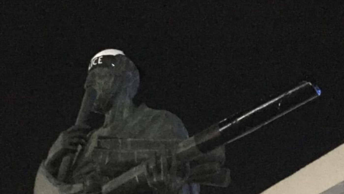 ΑΠΘ: Έντυσαν… αστυνομικό το άγαλμα του Αριστοτέλη