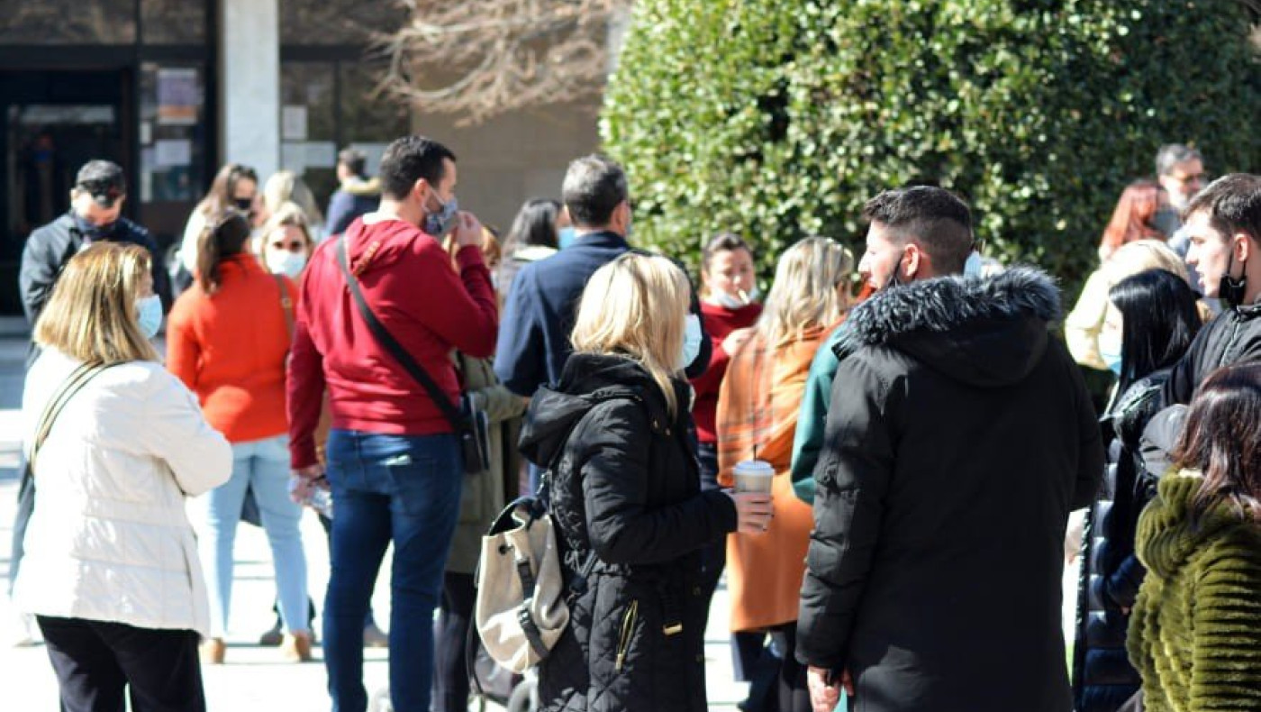 Λάρισα: Μείνετε έξω για τον σεισμό, γυρίστε στο σπίτι για τον κορωνοϊό!