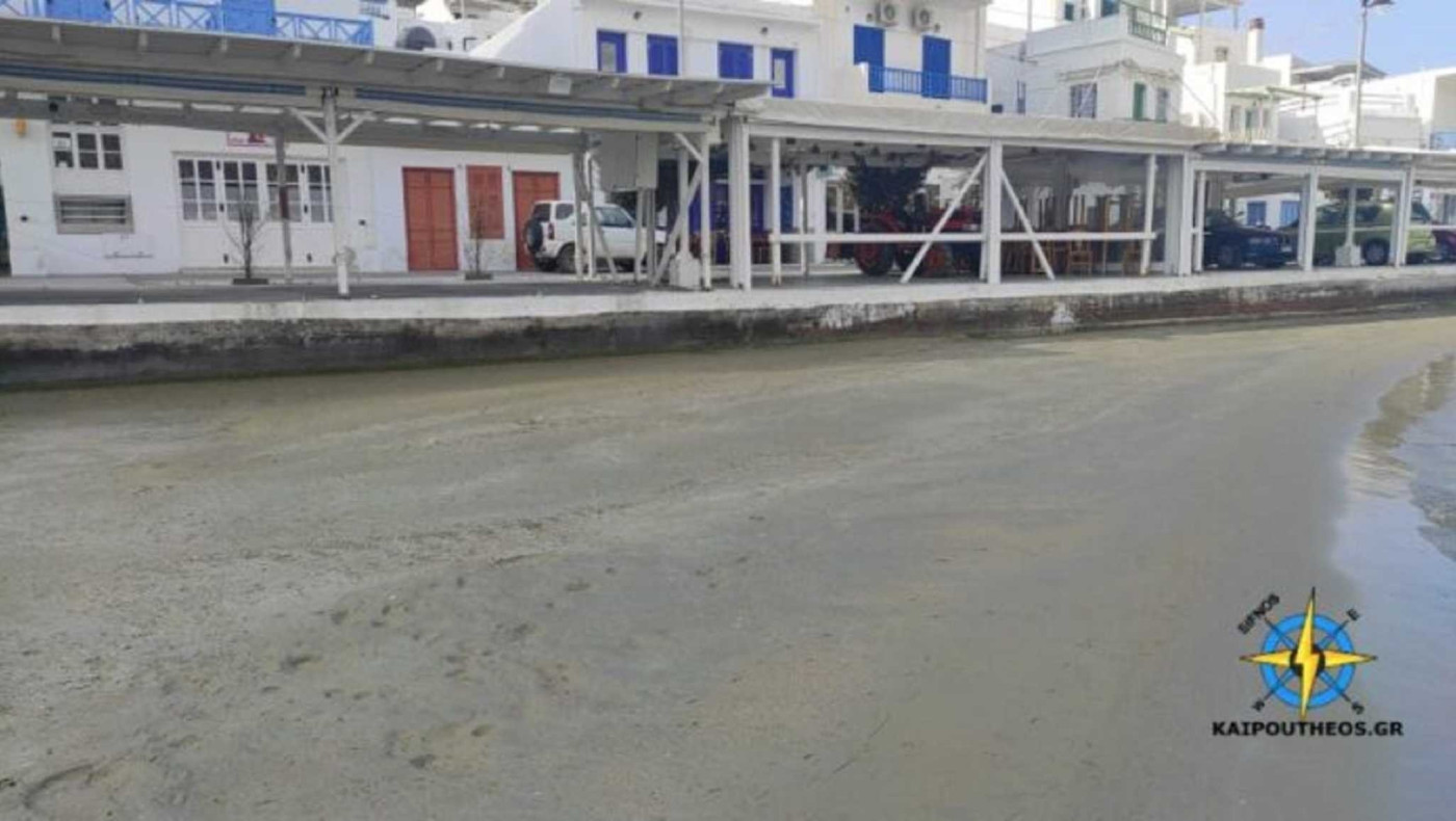 Σίφνος: Εξαφανίστηκε η θάλασσα στην παραλία μπροστά από τα καταστήματα (video)