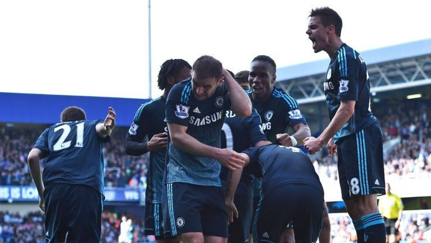 Πέταξαν αναπτήρα στον Ιβάνοβιτς (pic)