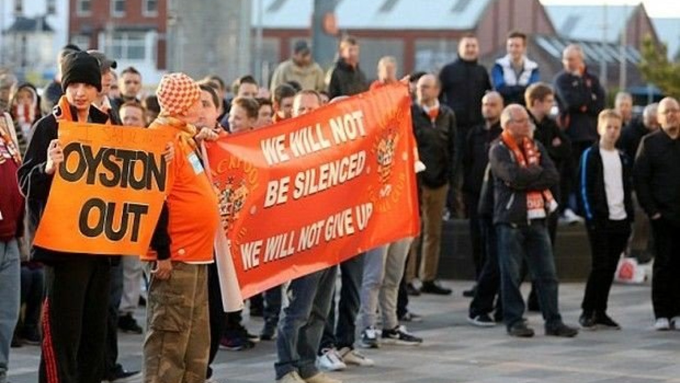 Επίθεση με αυγά και φωτοβολίδες στην διοίκηση!