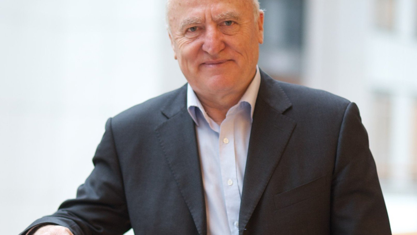 Αυστριακός ευρωβουλευτής:  Η Τρόικα κατέστρεψε την Ελλάδα! 