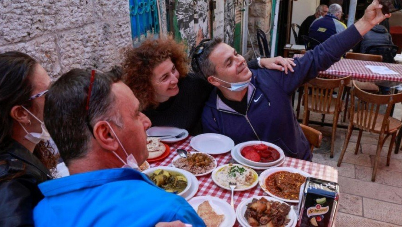 Κορωνοϊός: Στο Ισραήλ... γλεντάνε, αλλού διαδηλώνουν και τα... σπάνε