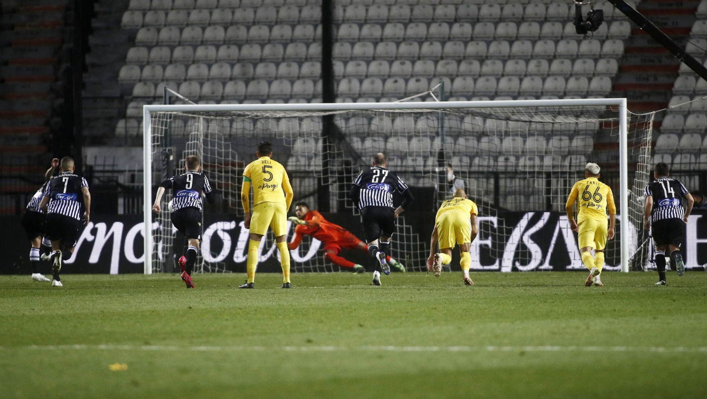 ΠΑΟΚ: Γκάζια οπαδών σε παίκτες!