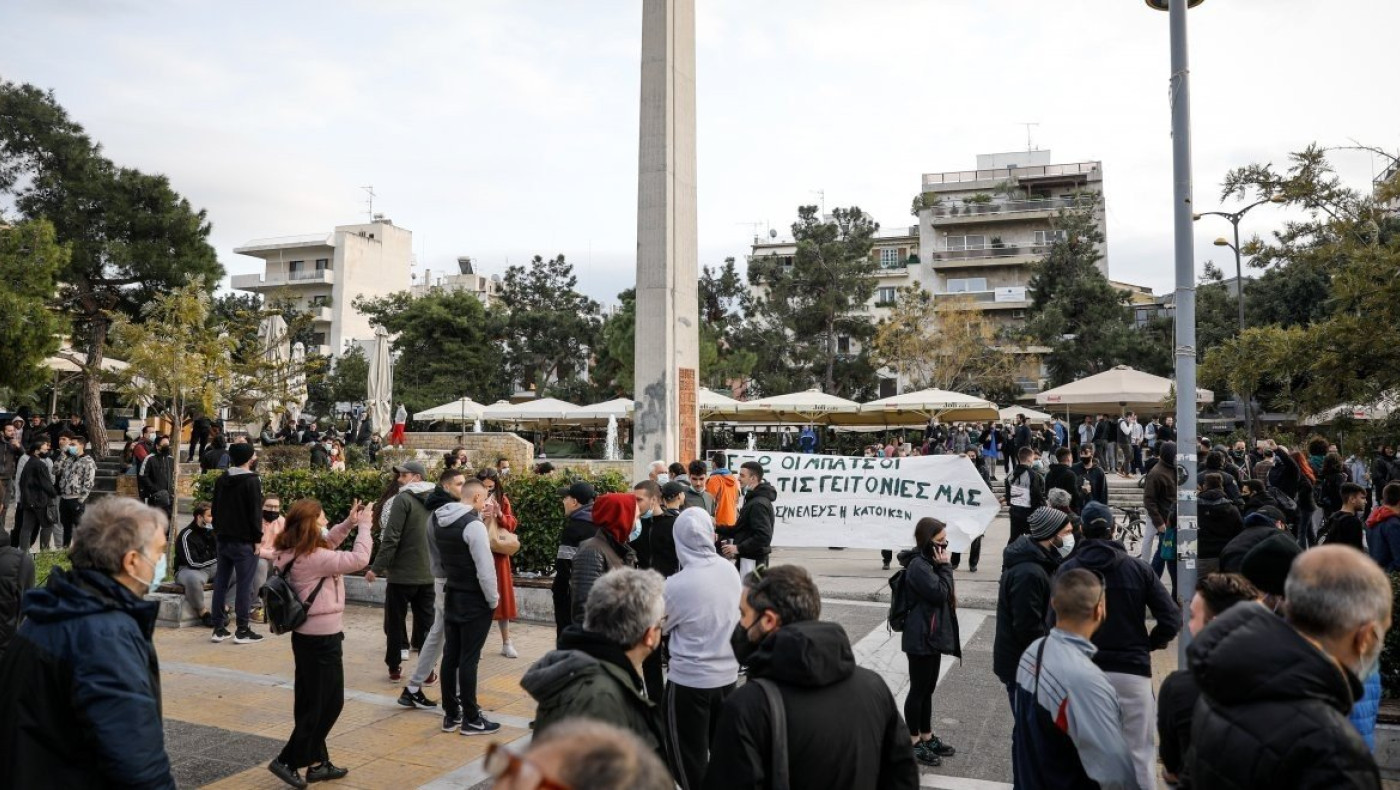 Επεισόδια στη Νέα Σμύρνη: Επεσαν χημικά και κρότου λάμψης στην πορεία