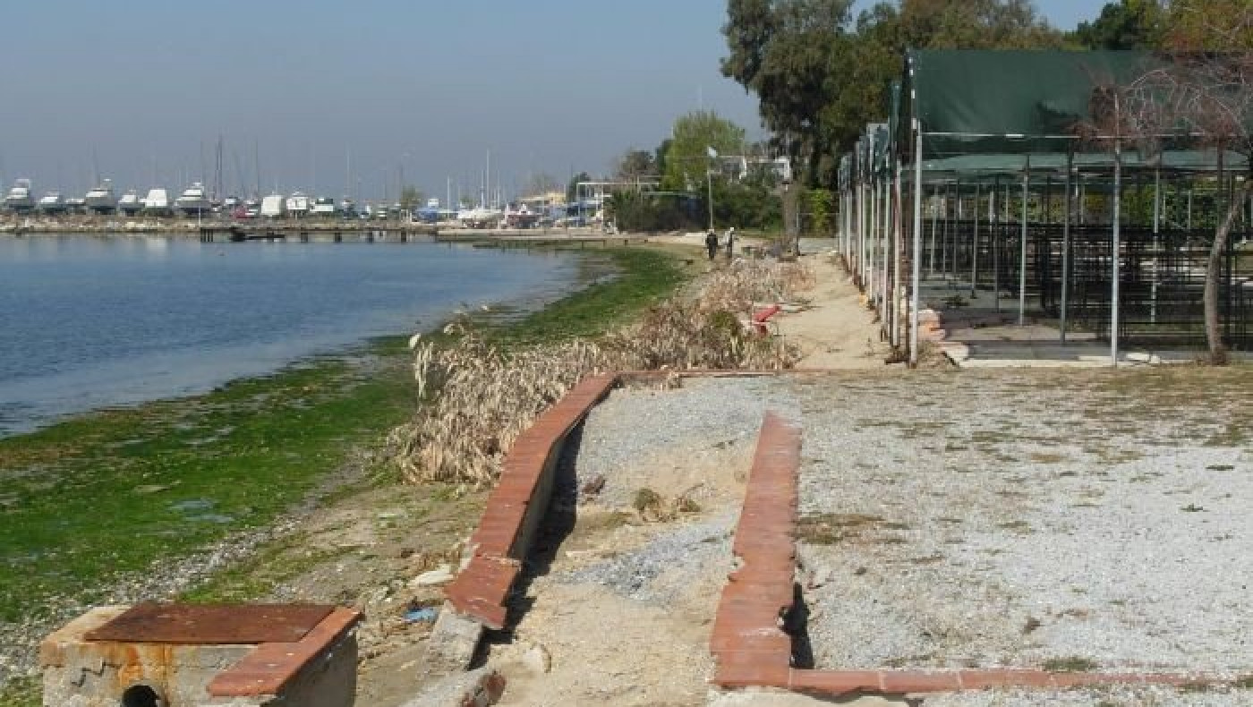 Απίστευτο: Δείτε πόσο υποχώρησε η θάλασσα στην Αρετσού!