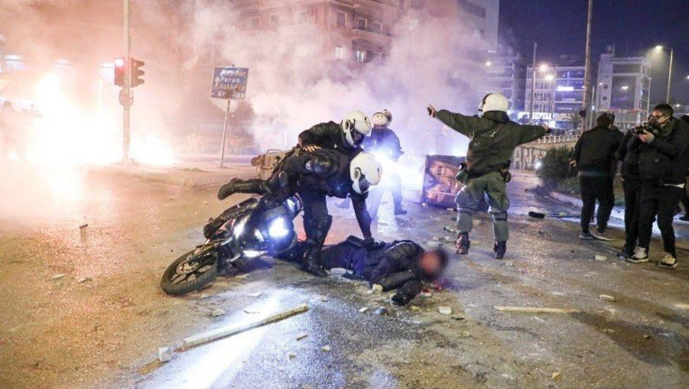 Βίντεο ΣΟΚ: Ο αστυνομικός ξυλοκοπείται επί 2,5 λεπτά στη Νέα Σμύρνη