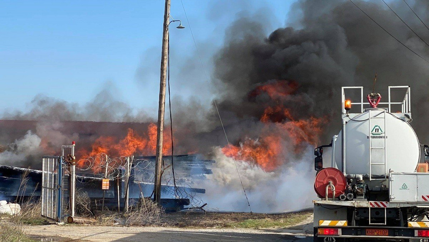 Θεσσαλονίκη: Σε εξέλιξη πυρκαγιά στην Θέρμη!
