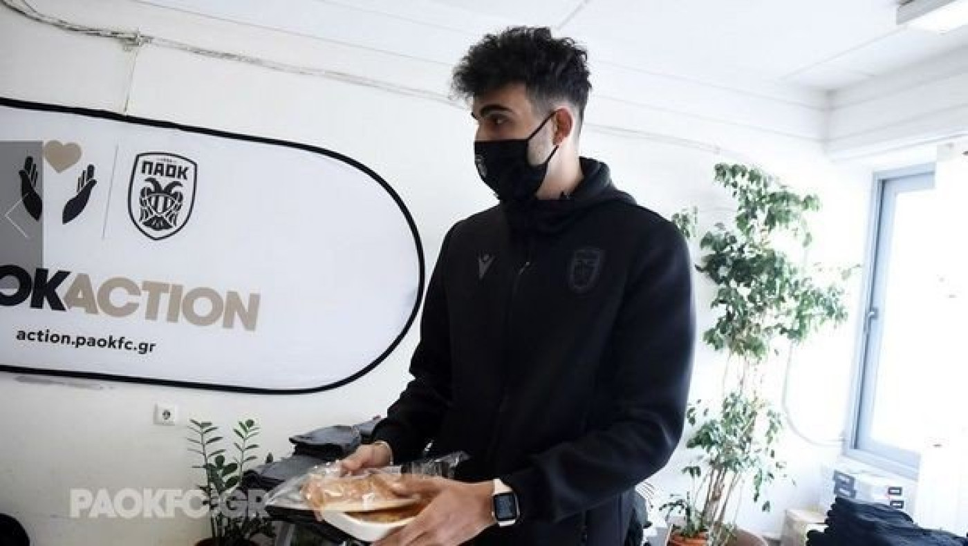 Μοίρασαν... χαμόγελα και δώρα οι Μιχαηλίδης και Τσιγγάρας στο υπνωτήριο αστέγων !