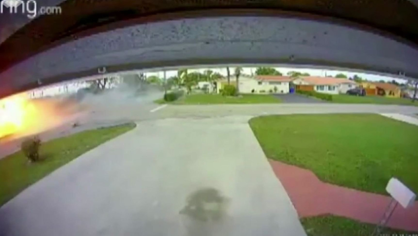 Σοκαριστικό δυστύχημα στις ΗΠΑ: Αεροπλάνο έπεσε πάνω σε αυτοκίνητο