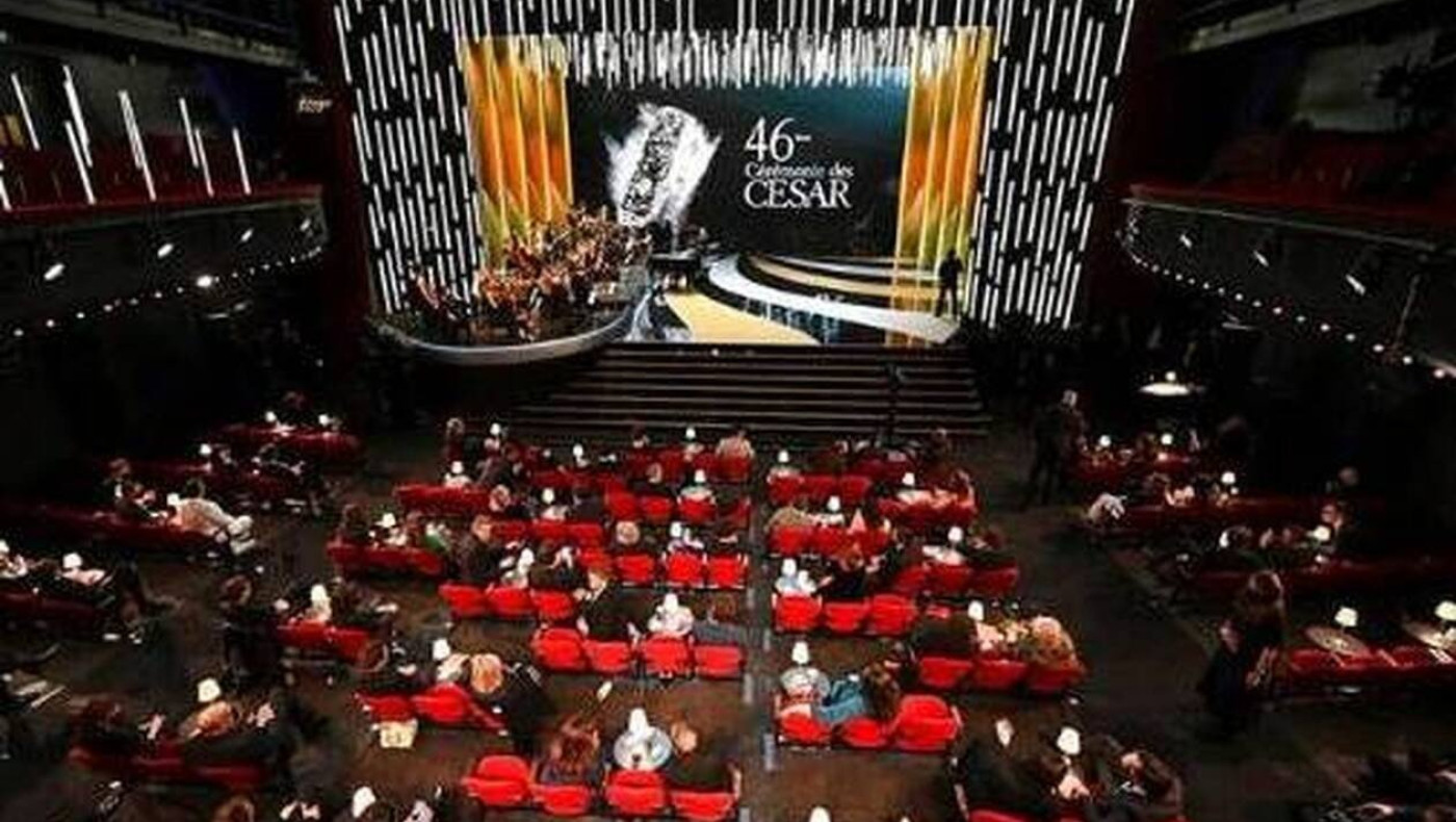 Σάλος στα βραβεία Σεζάρ: Γυμνή ηθοποιός με μήνυμα γραμμένο στο στήθος για τον Γάλλο πρωθυπουργό