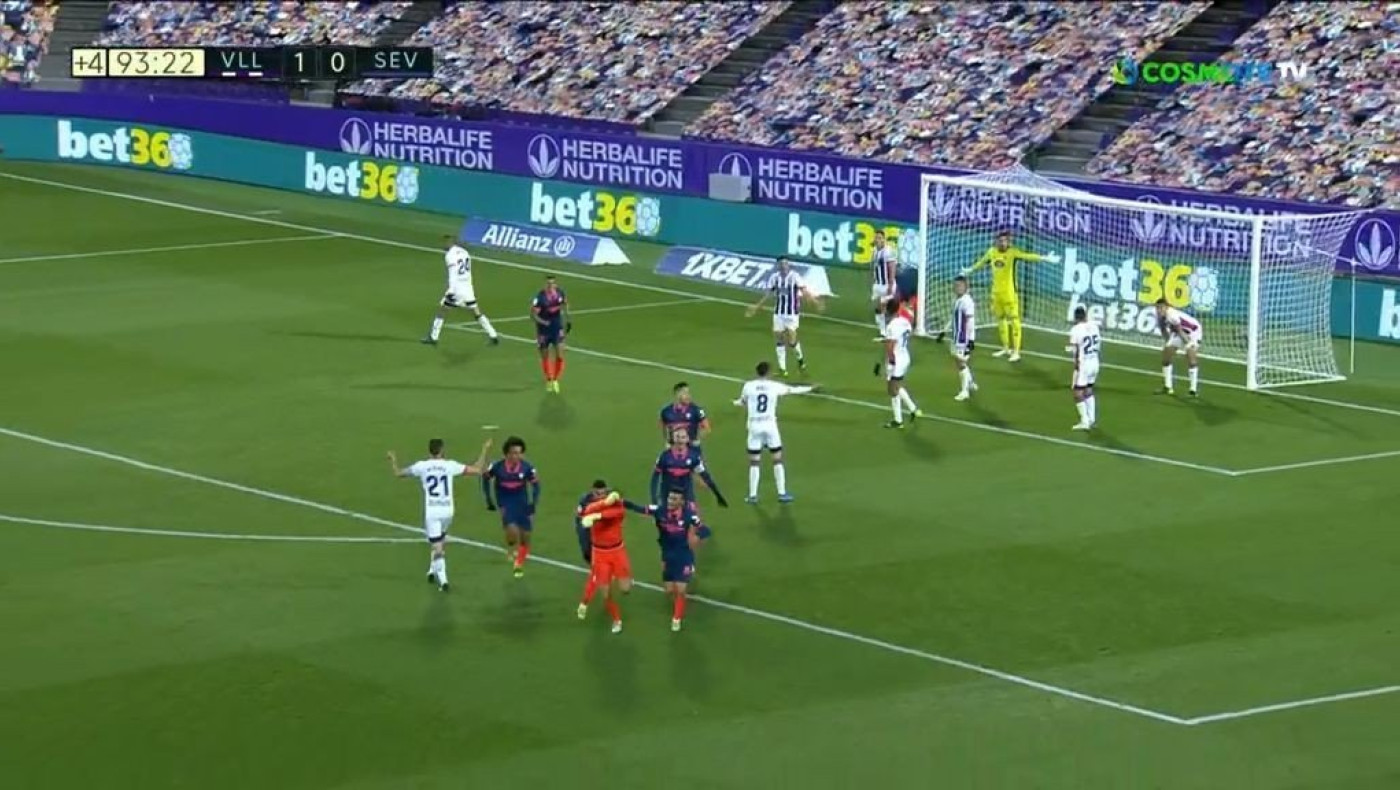 ΑΝΕΠΑΝΑΛΗΠΤΟ: Ο τερματοφύλακάς της έσωσε τη Σεβίλλη με γκολ στο φινάλε!