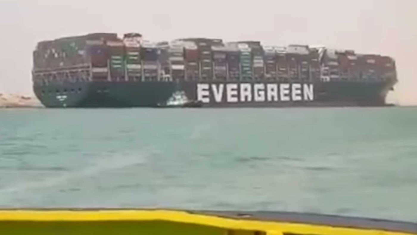 Γιγαντιαίο πλοίο μπλόκαρε τη διώρυγα του Σουέζ -Ουρά 100 πλοίων