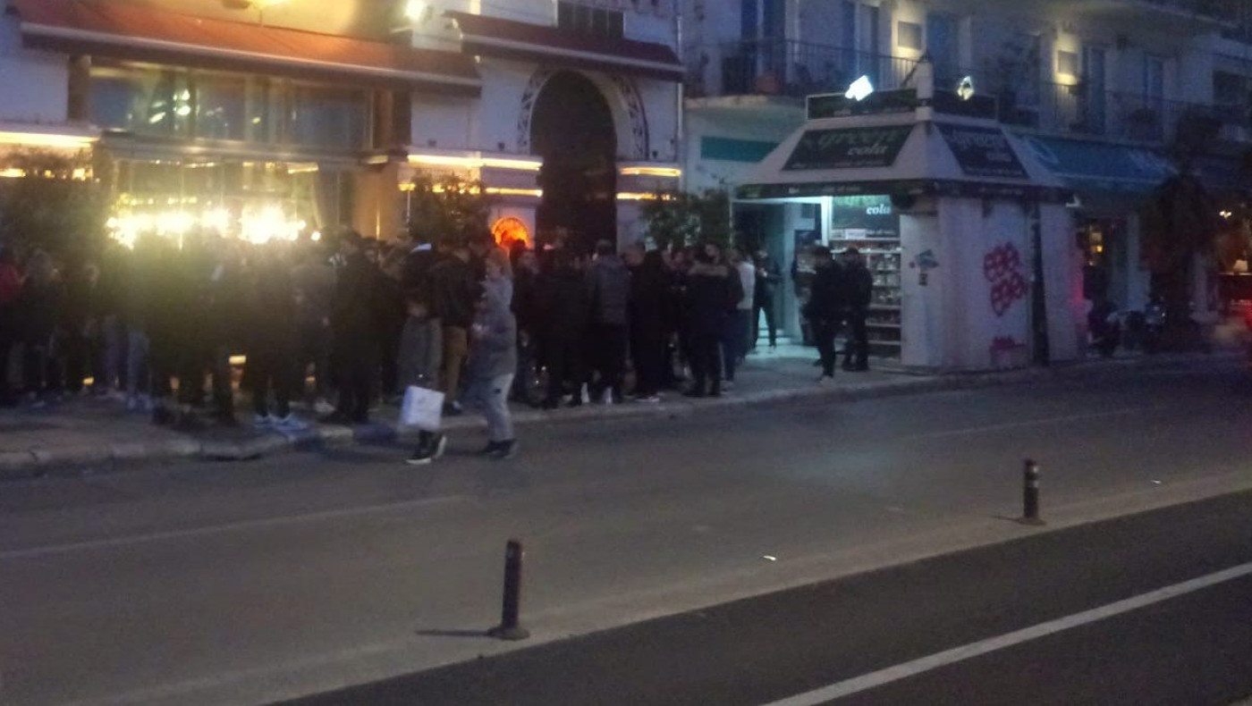 Θεσσαλονίκη: Το αδιαχώρητο έξω από take away στην παραλία