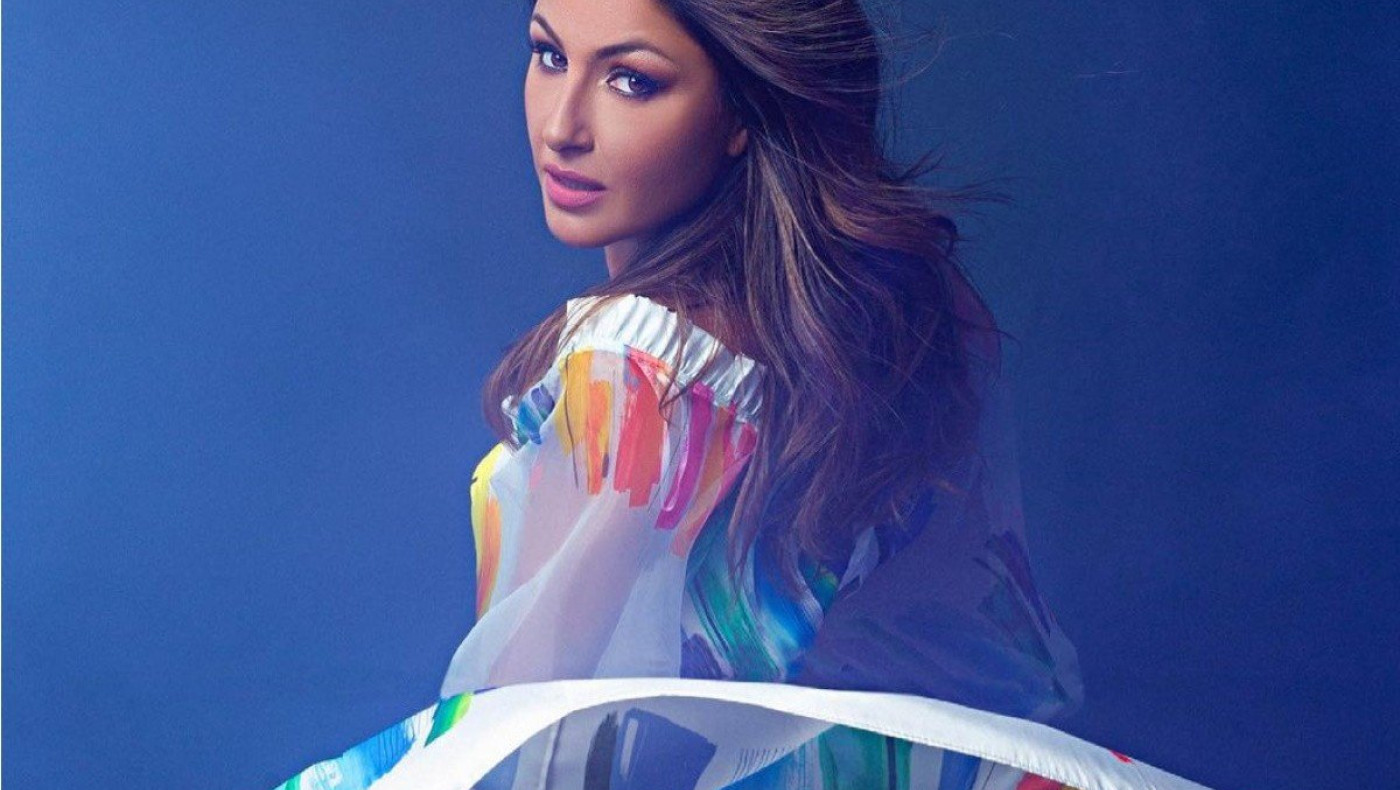 Έλενα Παπαρίζου: Φωτογραφίζεται ακομπλεξάριστη με μαγιό