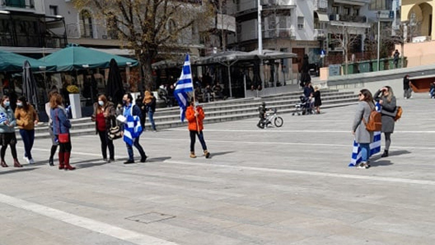 ﻿Διαμαρτυρία κατά της μάσκας στην πλατεία της Κοζάνης