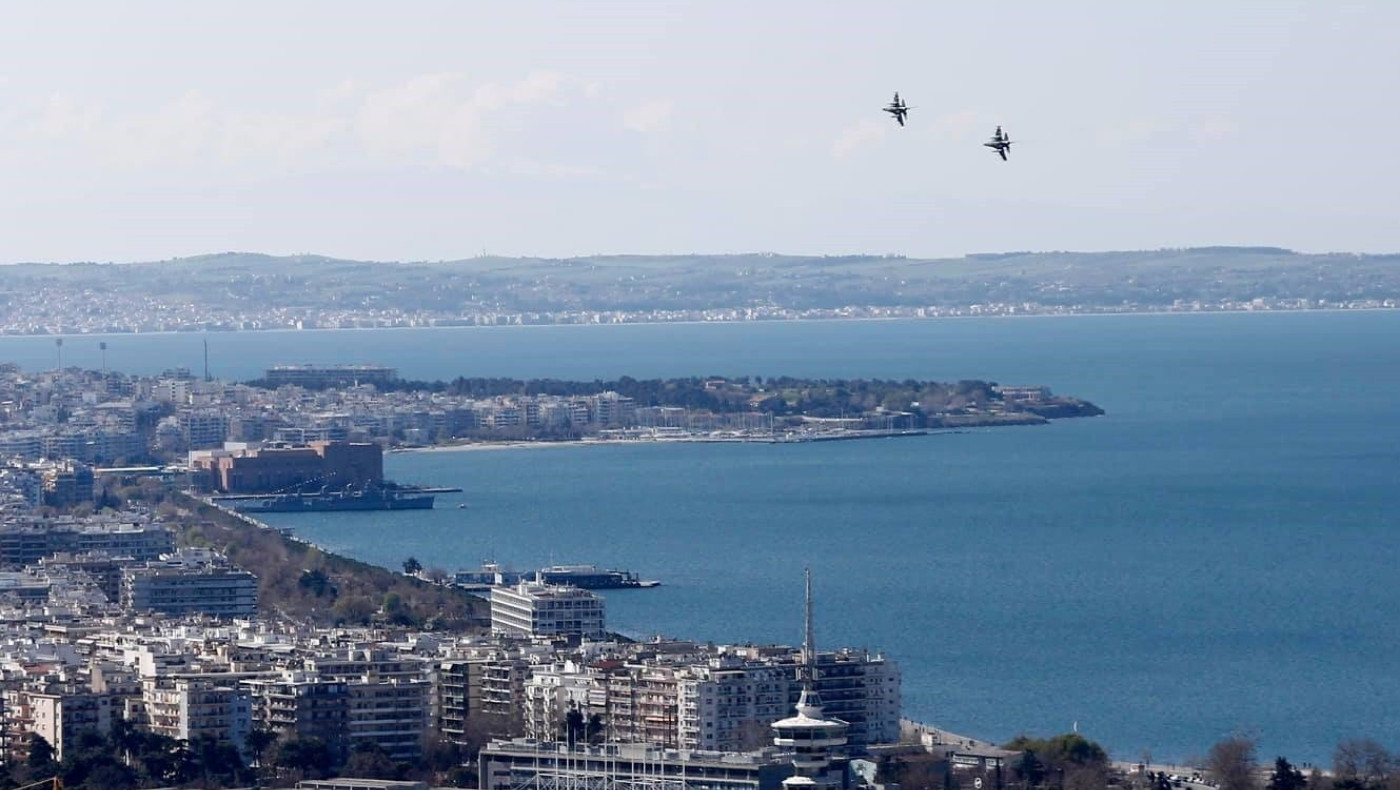 Θεσσαλονίκη: Εντυπωσιακές εικόνες των μαχητικών στον ουρανό της πόλης!