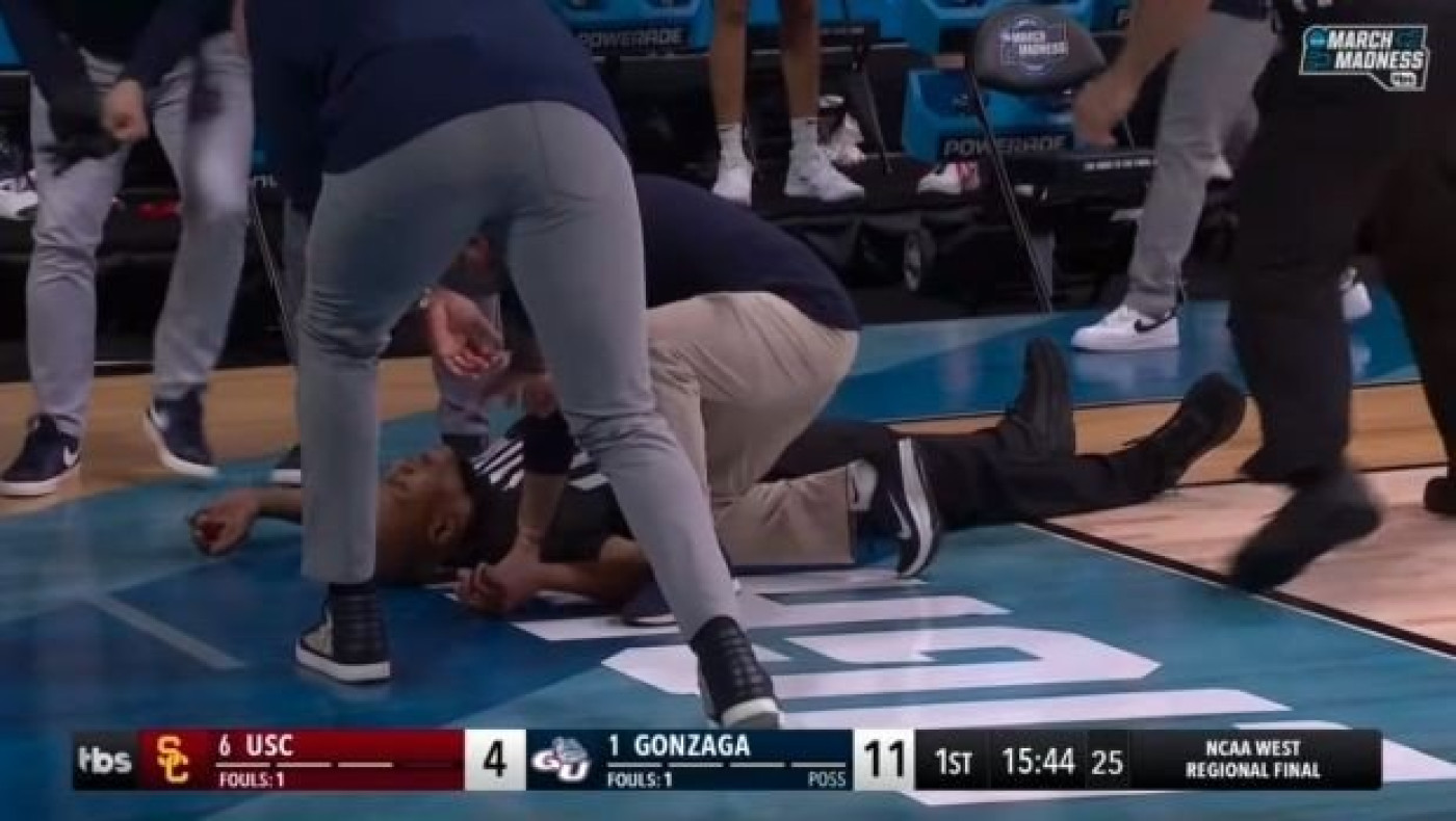 NCAA: Γκονζάγκα, UCLA και σοκ με κατάρρευση διαιτητή