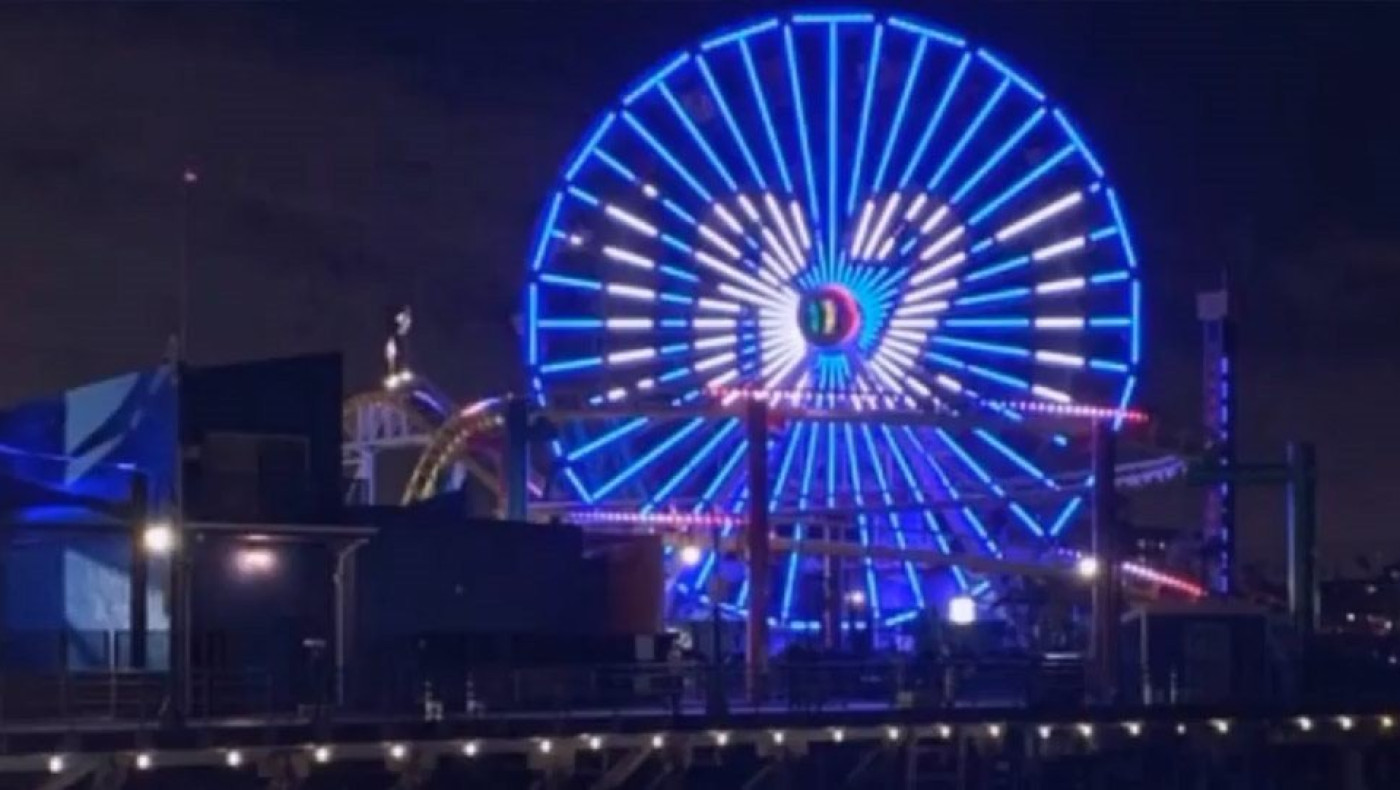 Οι αληθινές εικόνες: Τα εμβληματικά κτίρια και μνημεία σε όλο τον κόσμο που «ντύθηκαν» στα γαλανόλευκα