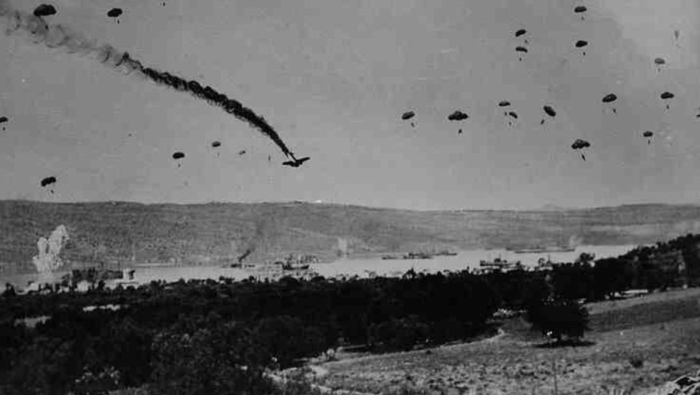 Ανατριχίλα στην Κρήτη: Ευρωπαίοι αλεξιπτωτιστές τιμούν τη «γενναιότητα» των ναζί