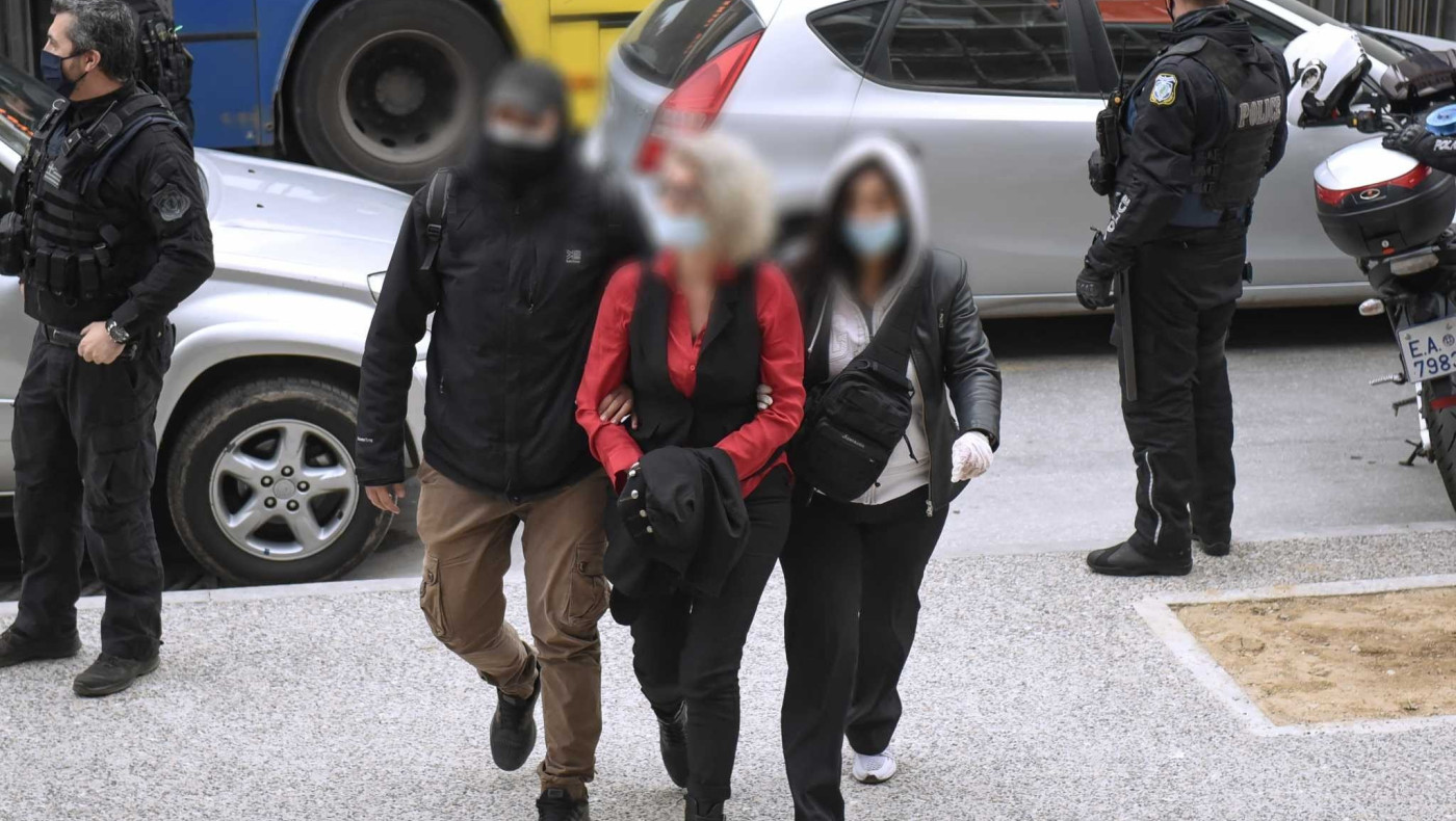 Τη Μ. Τρίτη η δίκη της μητέρας αρνήτριας -Σημαία με τον Αγ. Γεώργιο τής φόρεσαν οι φίλοι της