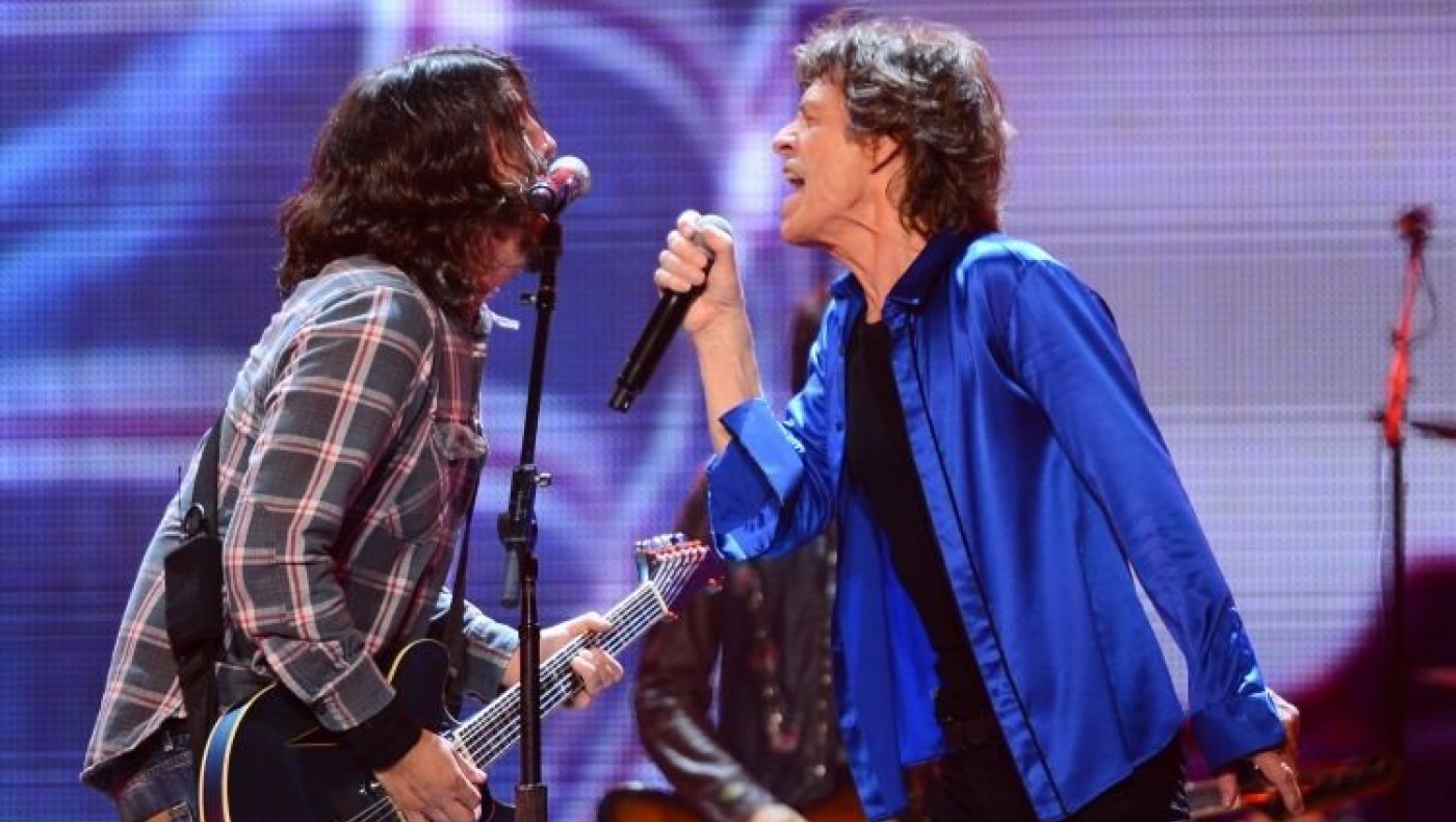 Το τραγούδι του Τζάγκερ για το εμβόλιο και τις συνωμοσίες: «Ο Μπιλ Γκέιτς κυλά στο αίμα μου»