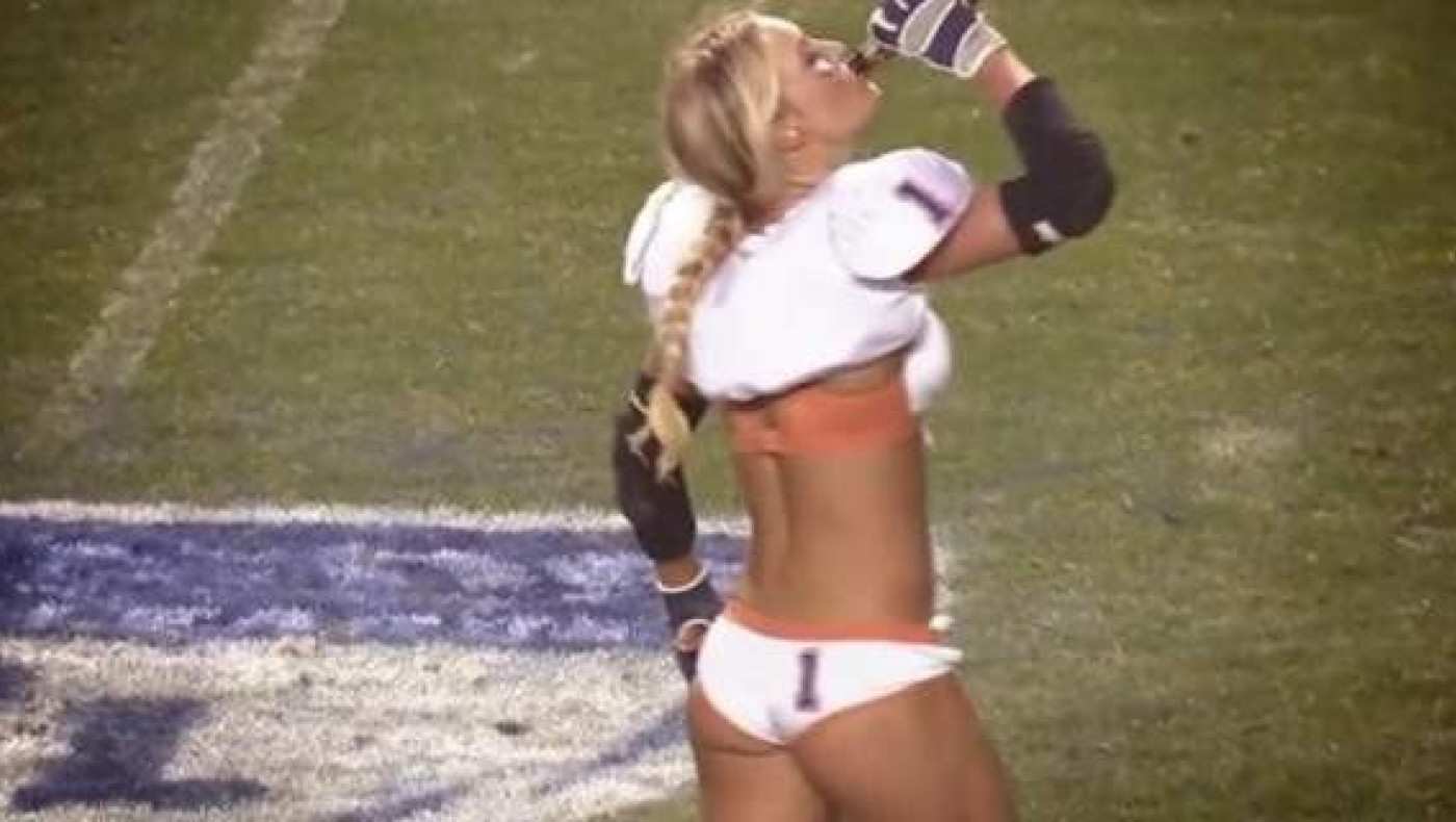 Αυτή είναι ΓΥΝΑΙΚΑ - Αθλήτρια με φυδίσιο κορμί που πίνει... μπύρα! (pics+video) 