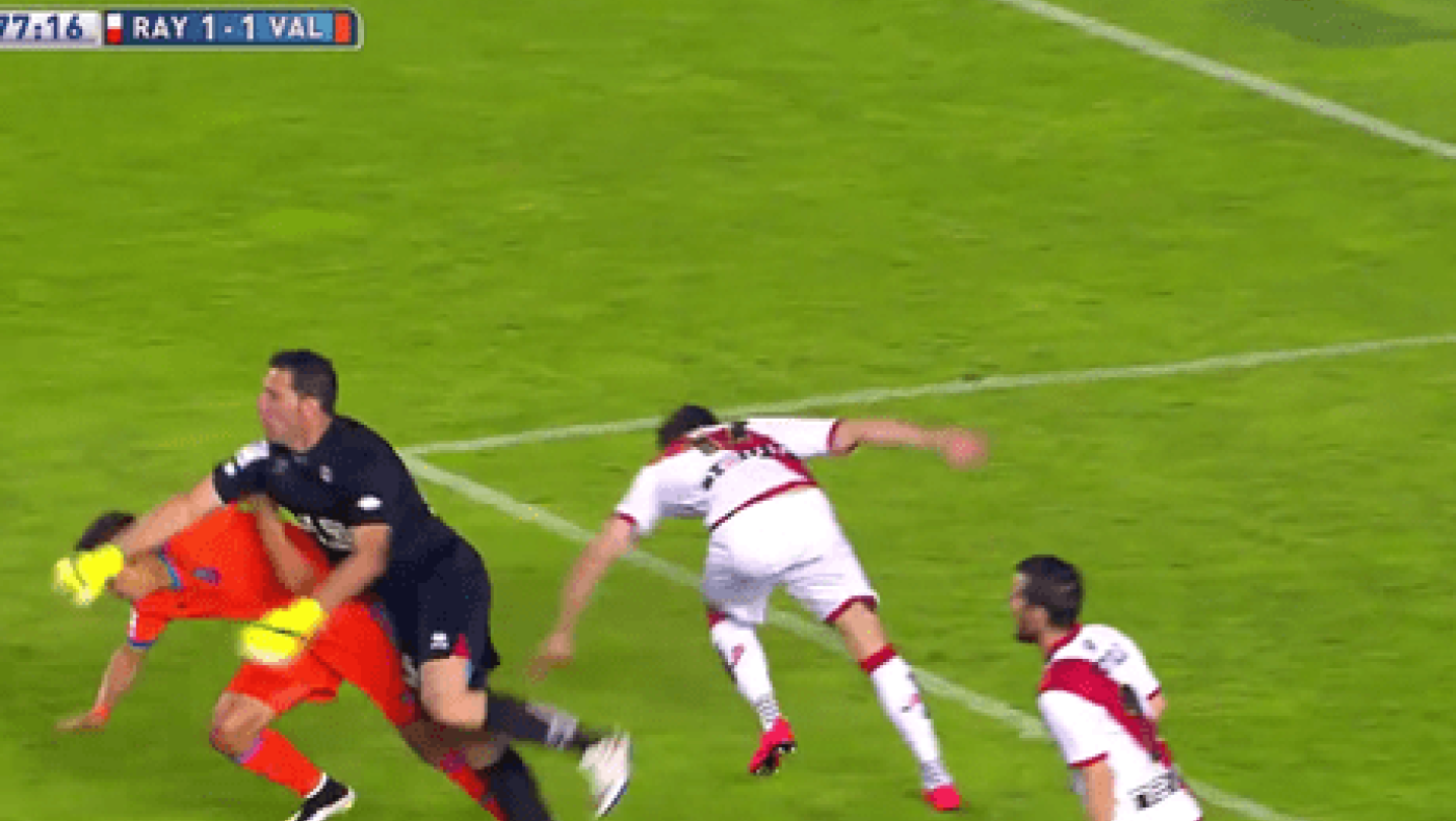 Δέχθηκε δύο γερά χτυπήματα, αλλά αποβλήθηκε! (video)