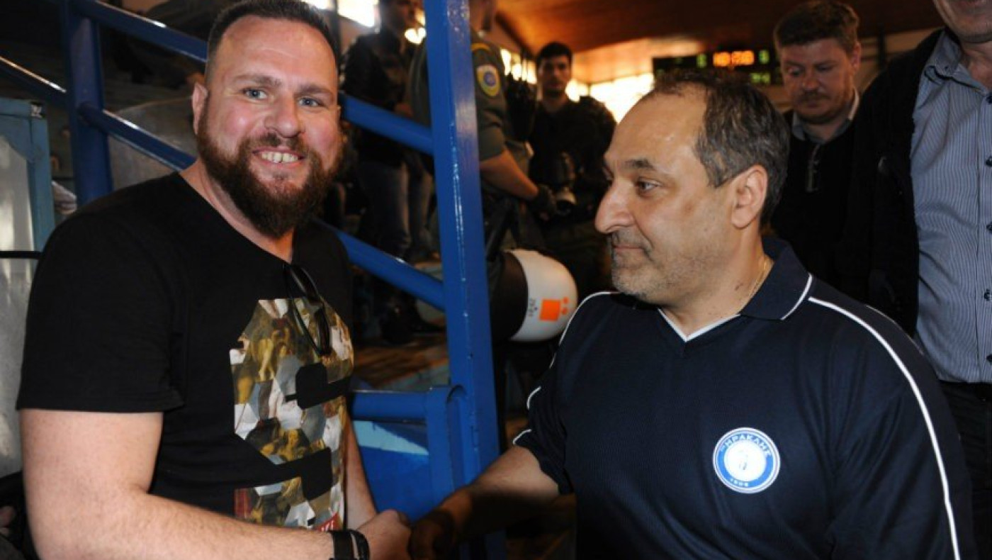 Ο Παπαθανασάκης στο πλευρό της ομάδας μπάσκετ