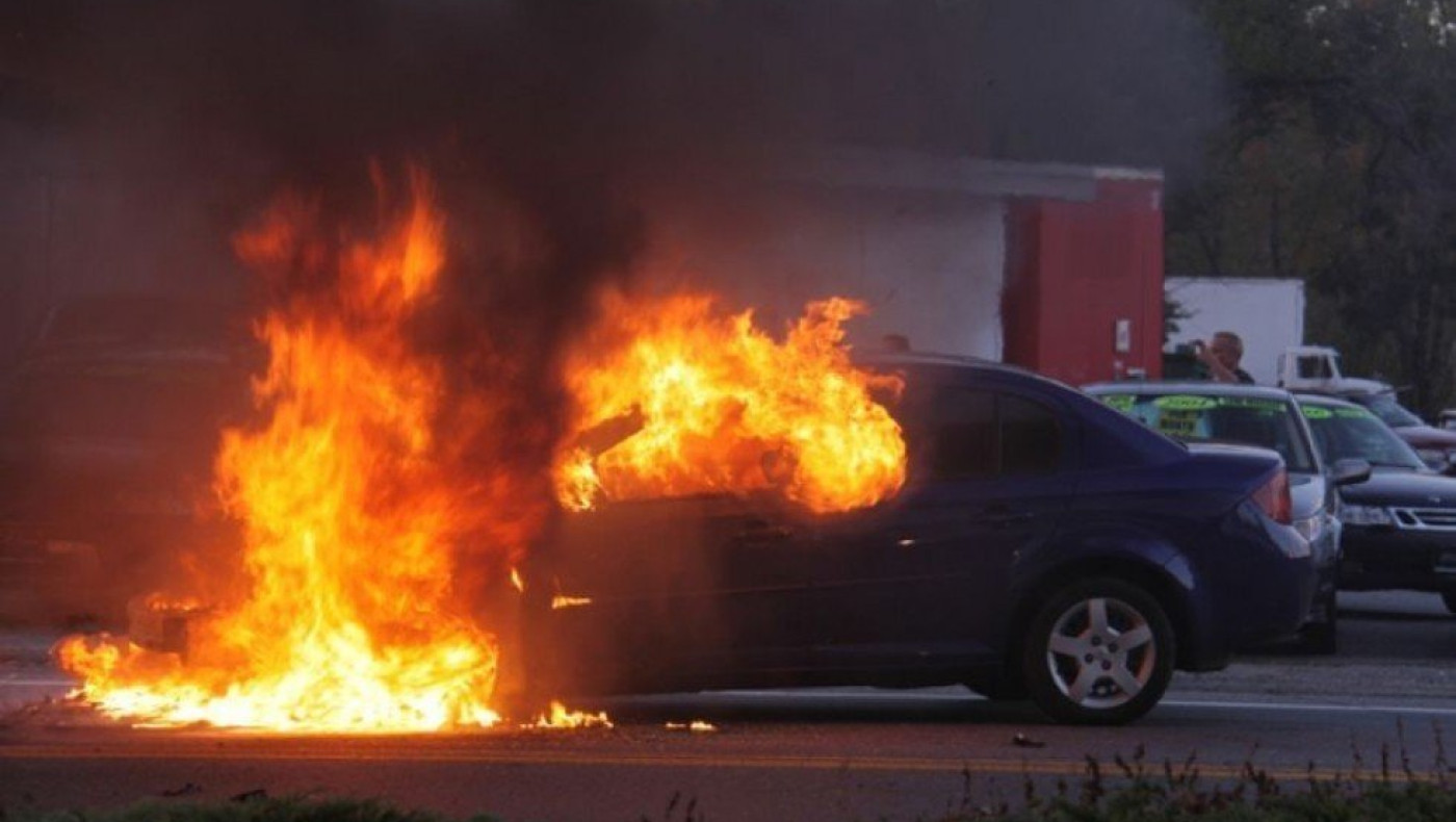 Θεσσαλονίκη: Στις φλόγες δύο Ι.Χ στη Μενεμένη