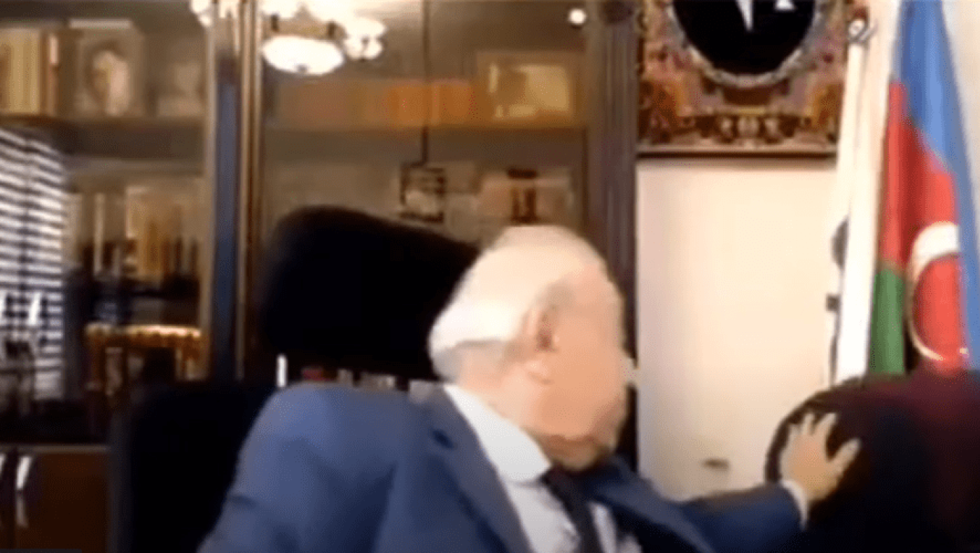 Σάλος στο Αζερμπαϊτζάν: Πρώην βουλευτής θωπεύει online συνεργάτιδά του