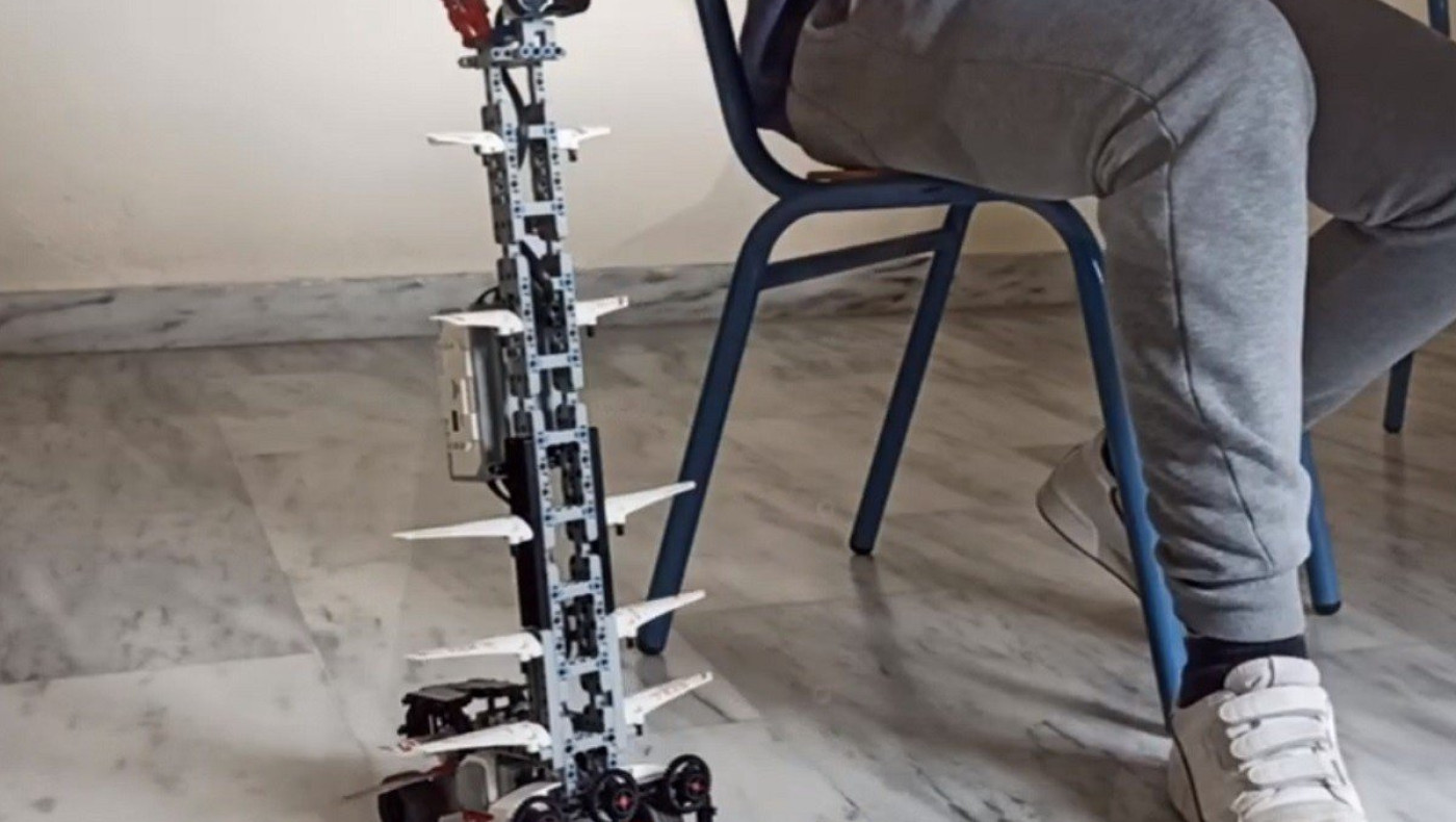 Σέρρες: Μαθητές κατασκεύασαν ρομπότ που καθοδηγεί άτομα με δυσκολίες στην όραση και στο φάσμα του αυτισμού