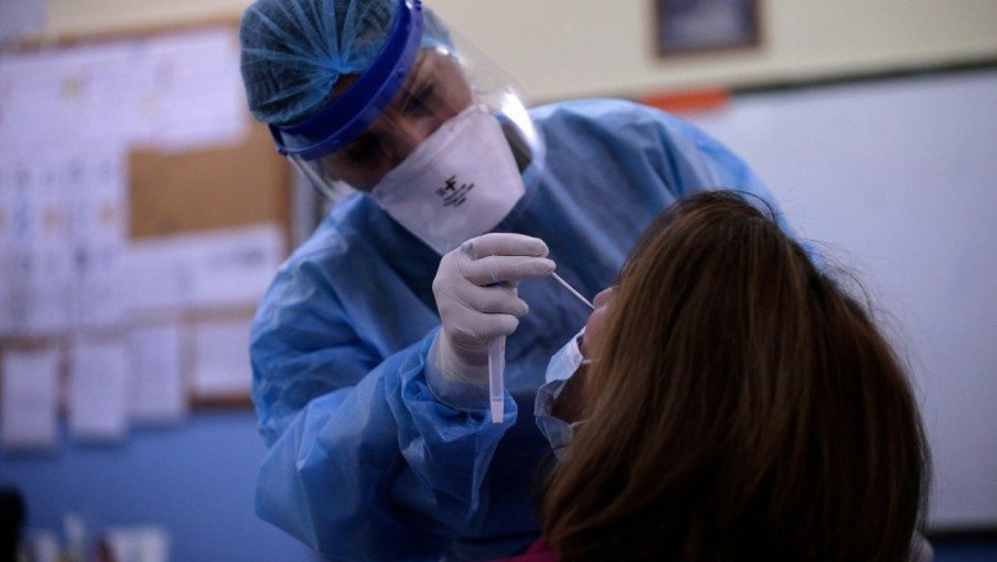 «Ισοζύγιο» πανδημίας: Μειώνονται τα κρούσματα, αυξάνονται οι εμβολιασμοί