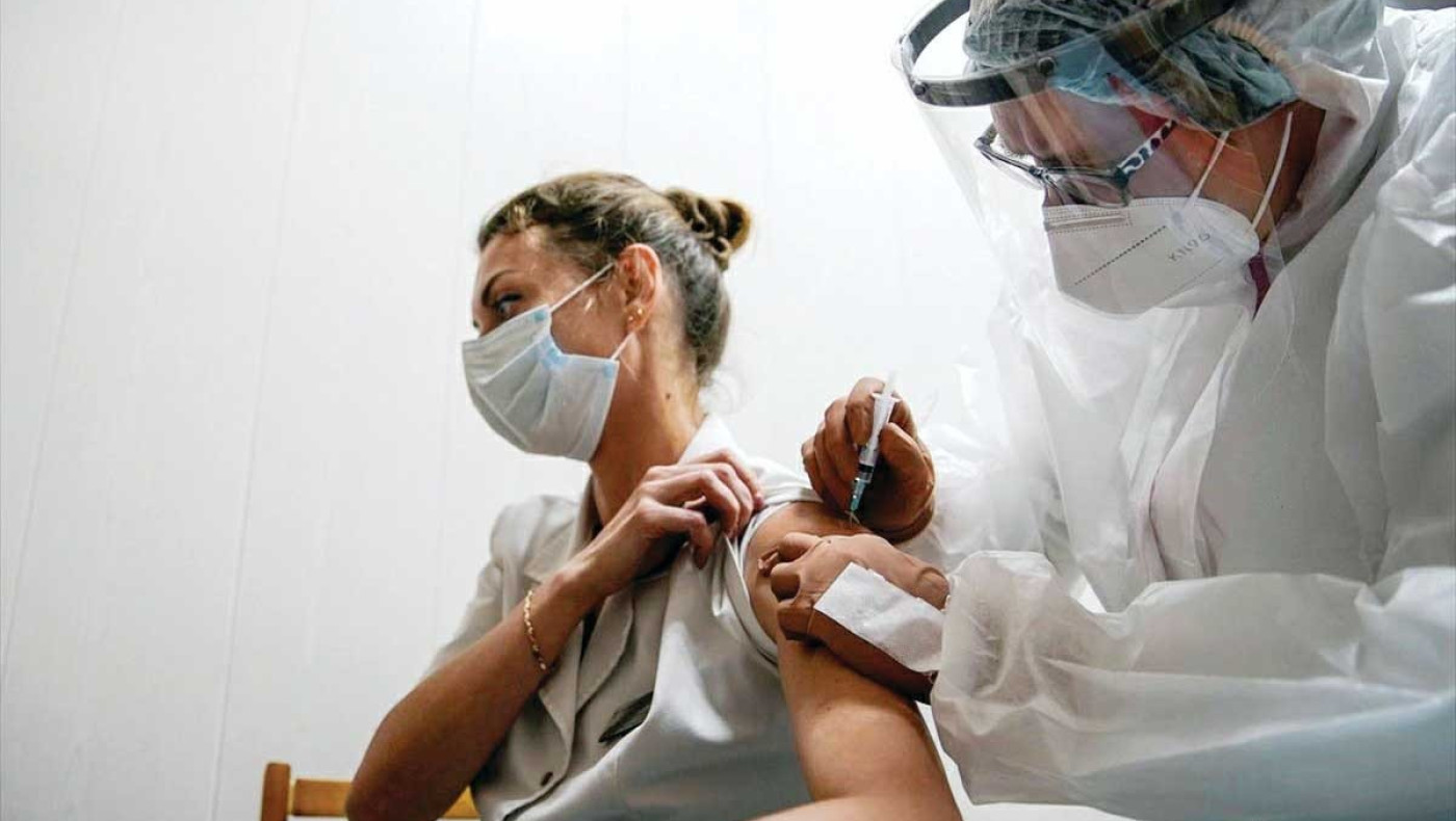 Έρευνα στη Βρετανία για το εμβόλιο της Pfizer: Παραμένει ο κίνδυνος μόλυνσης από τις μεταλλάξεις