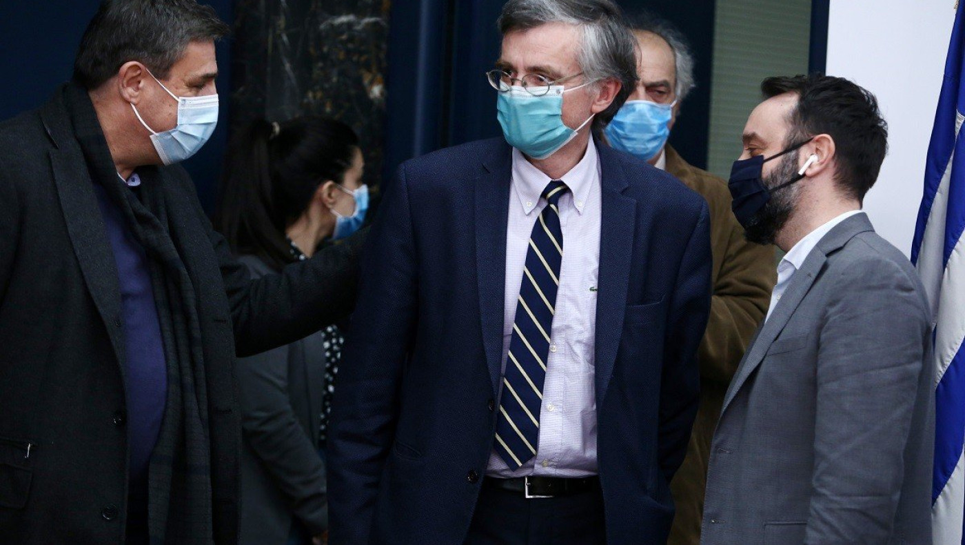 Τσιόδρας: Ανοιχτό το ενδεχόμενο να σταματήσουν να φορούν μάσκες οι εμβολιασμένοι