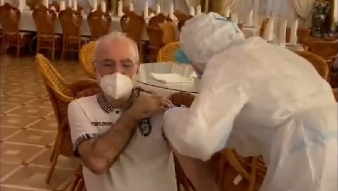 Εμβολιάστηκε ο Ιβάν Σαββίδης - Το επικό σχόλιο του γιου του, Γιώργου