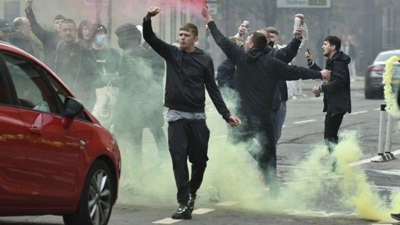 Τα αγγλικά πρωτοσέλιδα για την εισβολή των οπαδών της Γιουνάιτεντ