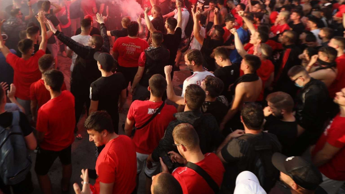 500 οπαδοί του Ολυμπιακού στην Ακρόπολη, προπηλάκισαν τους φύλακες - Ηθελαν να σηκώσουν πανό