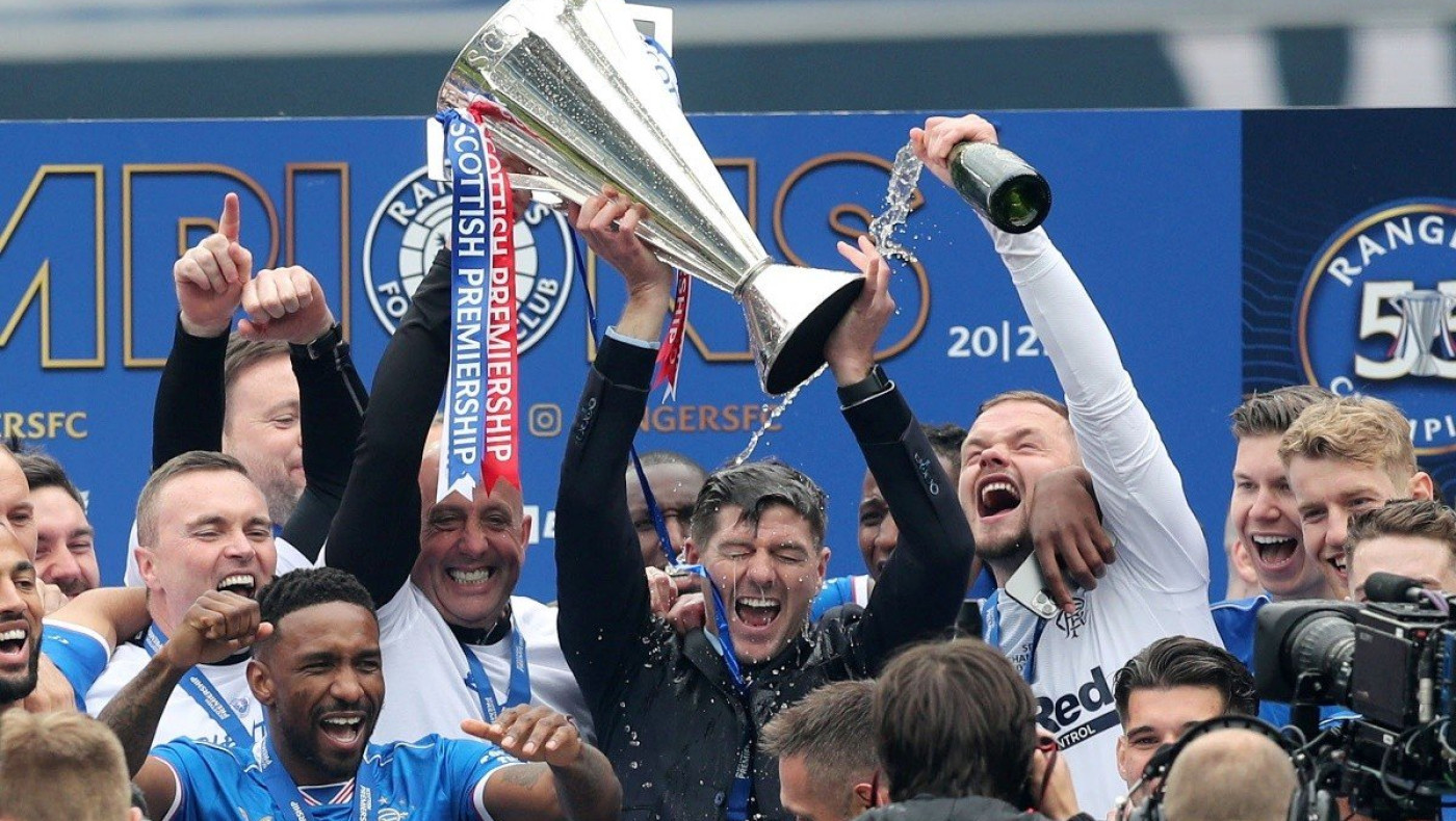 Λούστηκε με σαμπάνια ο Στίβεν Τζέραρντ, αήττητος πρωταθλητής με τη Ρέιντζερς!