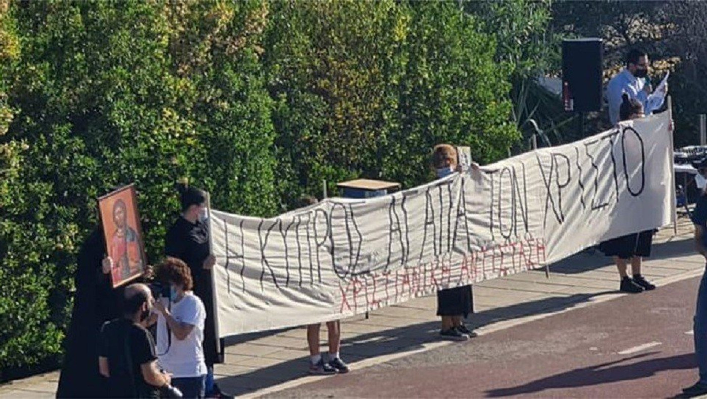Κύπρος: Με πανό, εικόνες και προσευχές ξορκίζουν το «El Diablo»