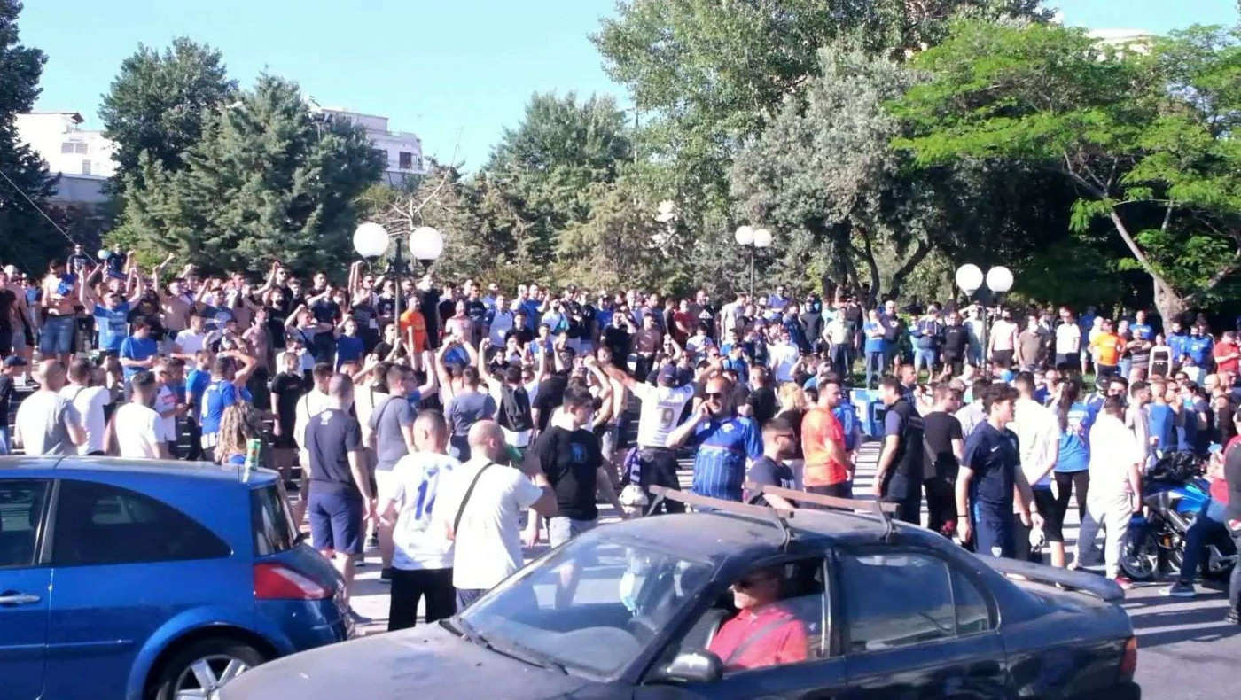 Χαμός στη Νίκαια: Τα πανηγύρια των οπαδών του Ιωνικού για την άνοδο