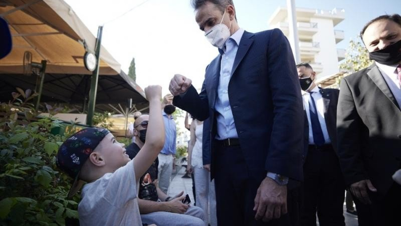 Βόλτα Μητσοτάκη στην Καλαμαριά: «Δεν έκανες εμβόλιο; Α παπα!»