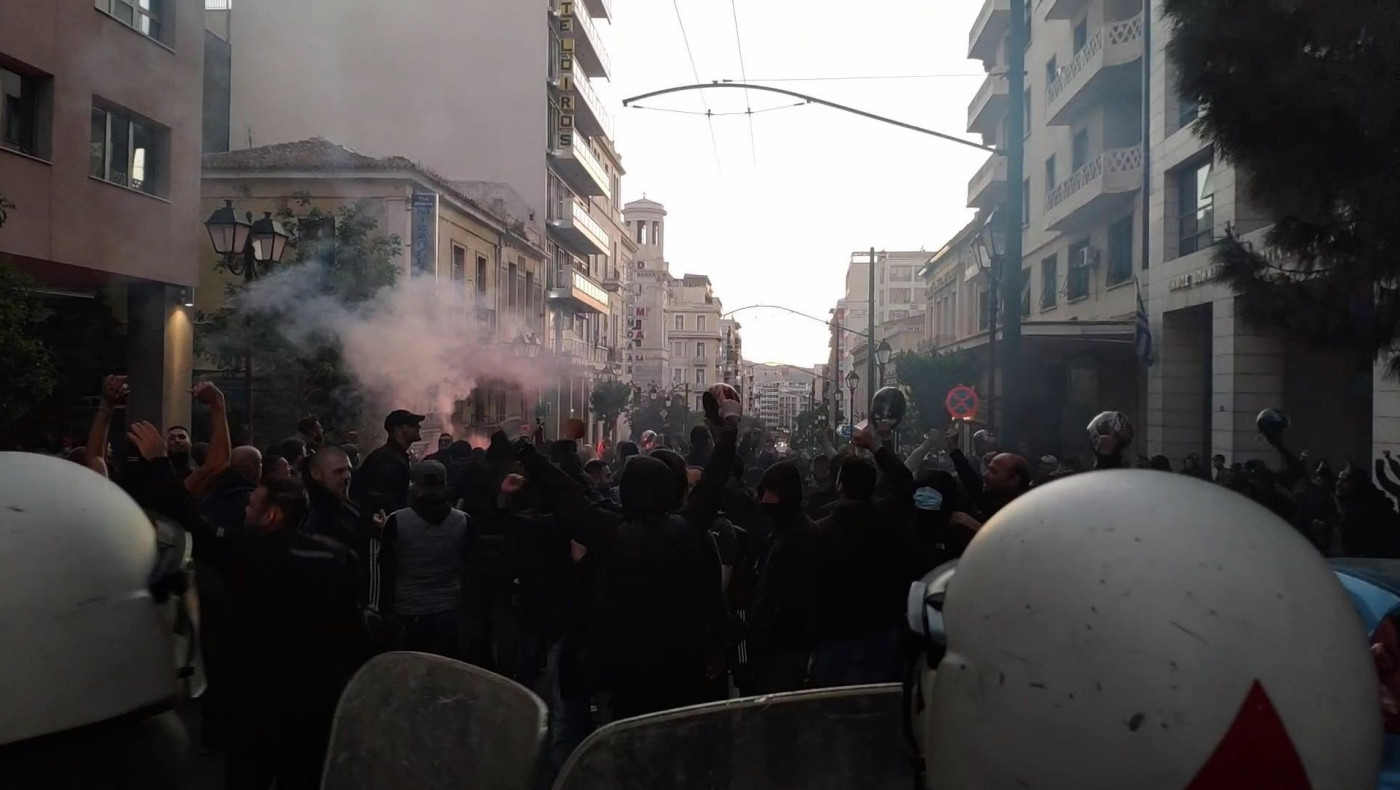 Οι οπαδοί του ΠΑΟΚ αποχωρούν με αστυνομική συνοδεία από το κέντρο της Αθήνας