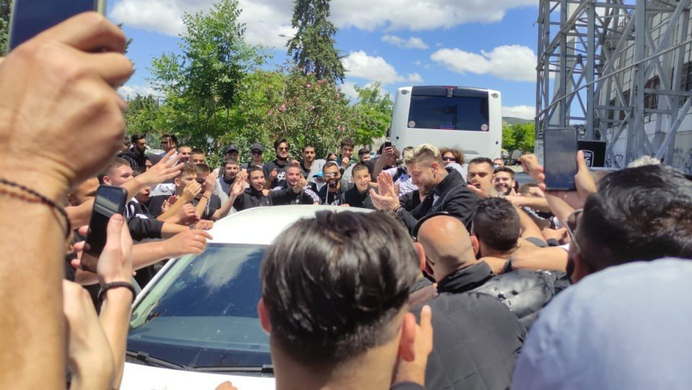 Οι οπαδοί... σηκώνουν το αμάξι του και ο Πασχαλάκης δακρύζει