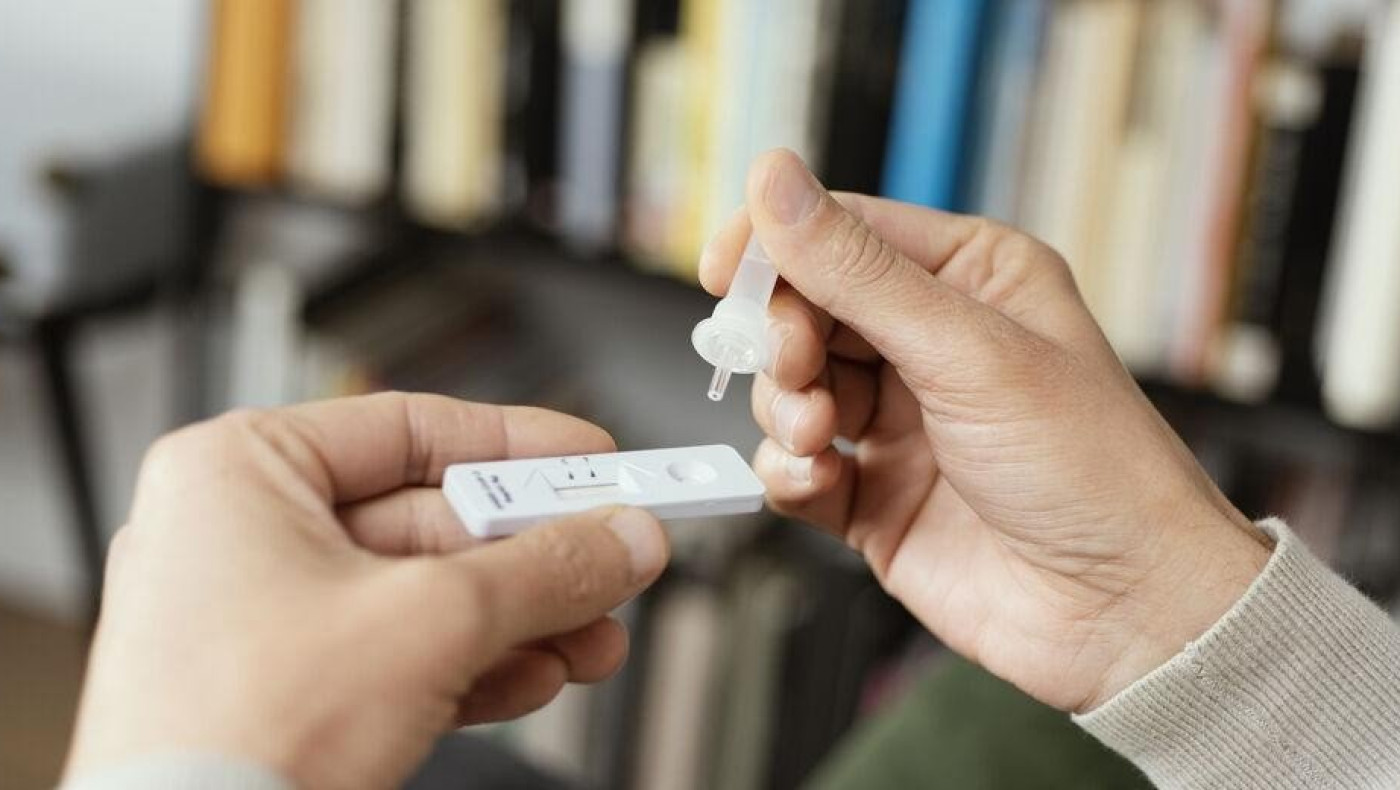 Θλιβερό ρεκόρ με 6.700 νέα κρούσματα και 59 θανάτους