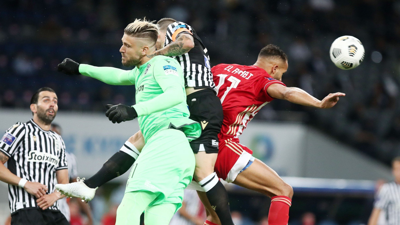 «Τρελάθηκε» ο Πασχαλάκης: Κάνει κερκίδα μέσα στο αεροπλάνο από τις θέσεις των... αποσκευών!!!