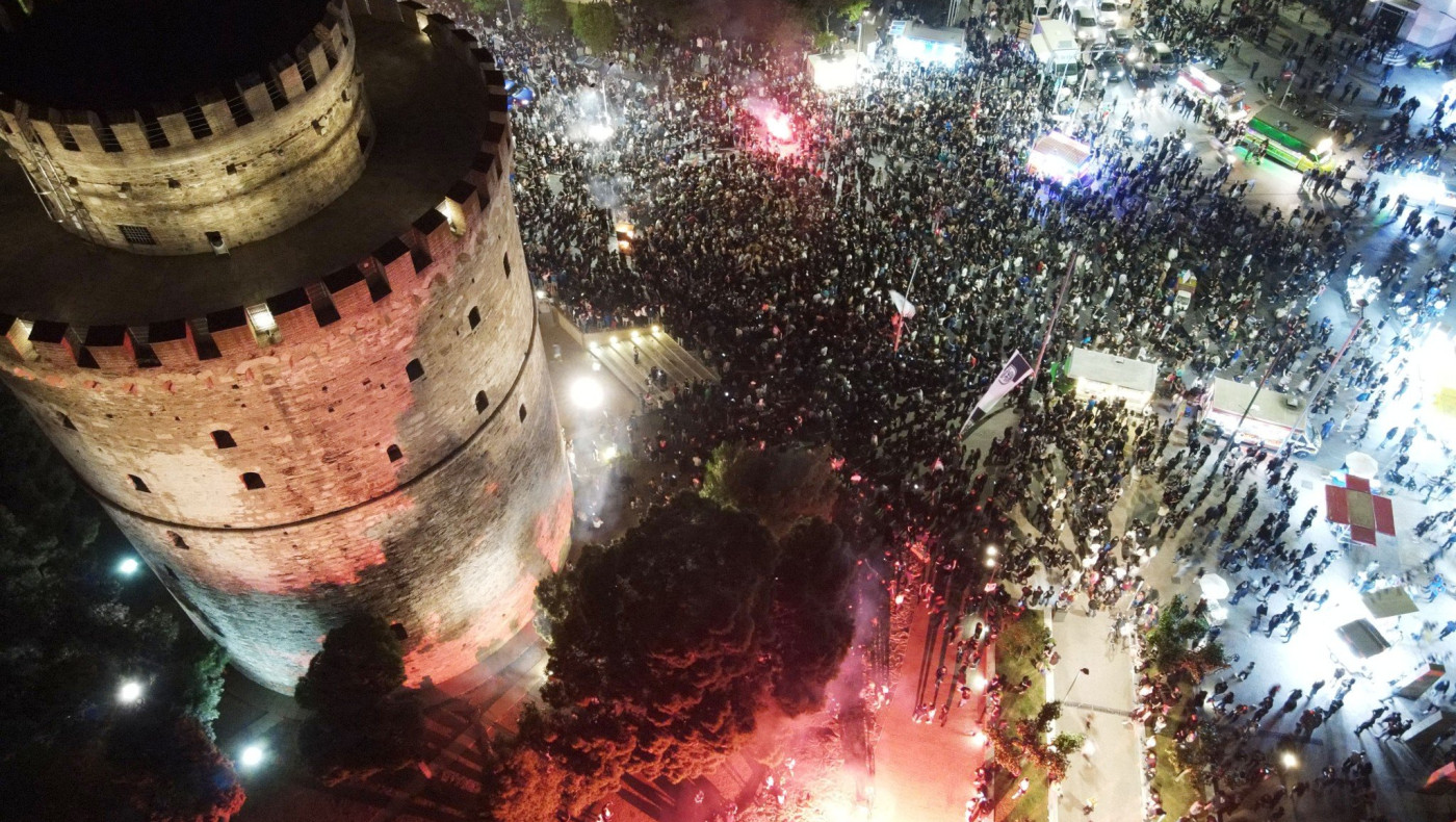 Χαμός στο Λευκό Πύργο, χιλιάδες ΠΑΟΚτσήδες γιορτάζουν την κατάκτηση του Κυπέλλου