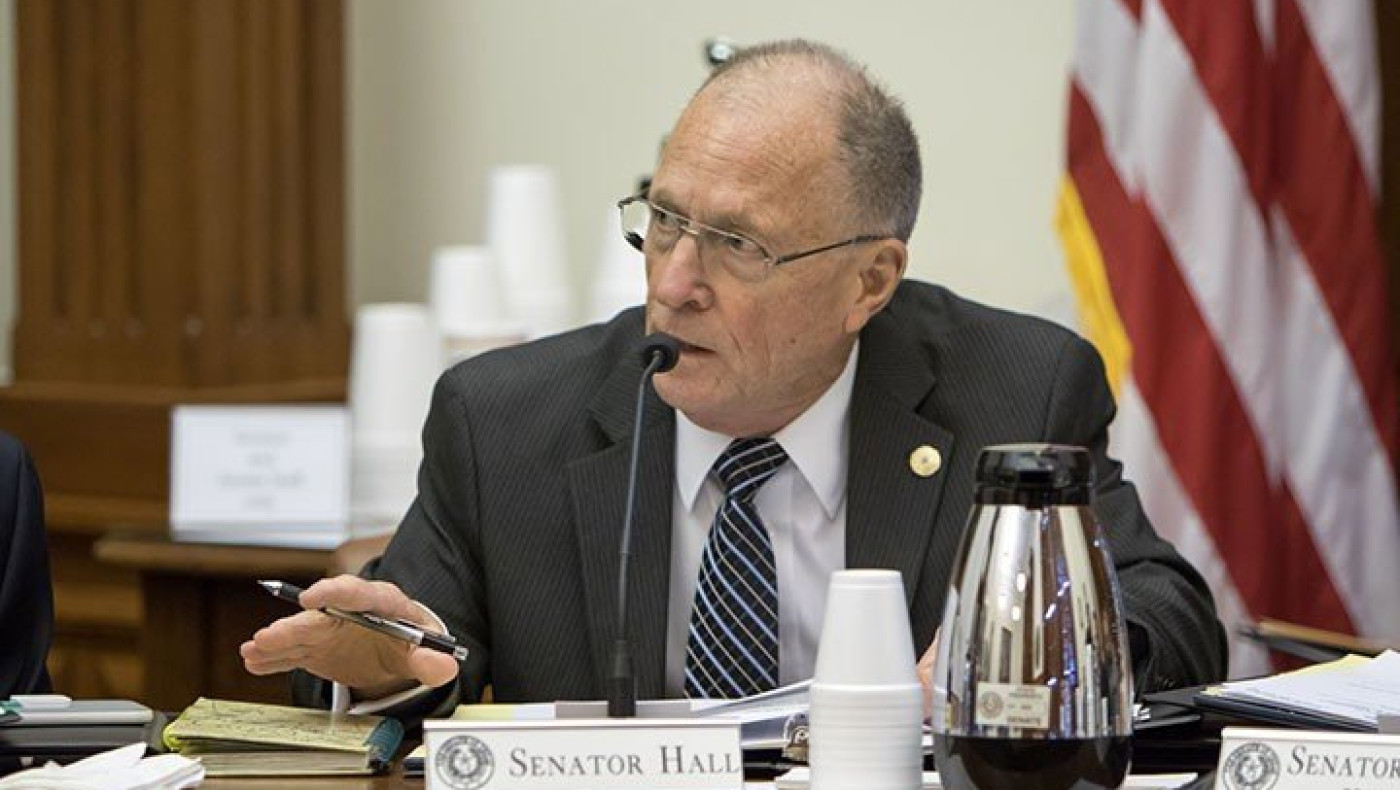 Αποκάλυψη-σοκ του γερουσιαστή Χολ: «Σχεδόν 4.000 θάνατοι από τα εμβόλια στις ΗΠΑ»