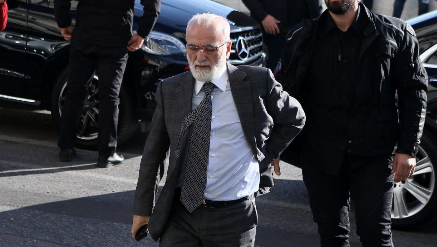 Διώξτε τον Σαββίδη!